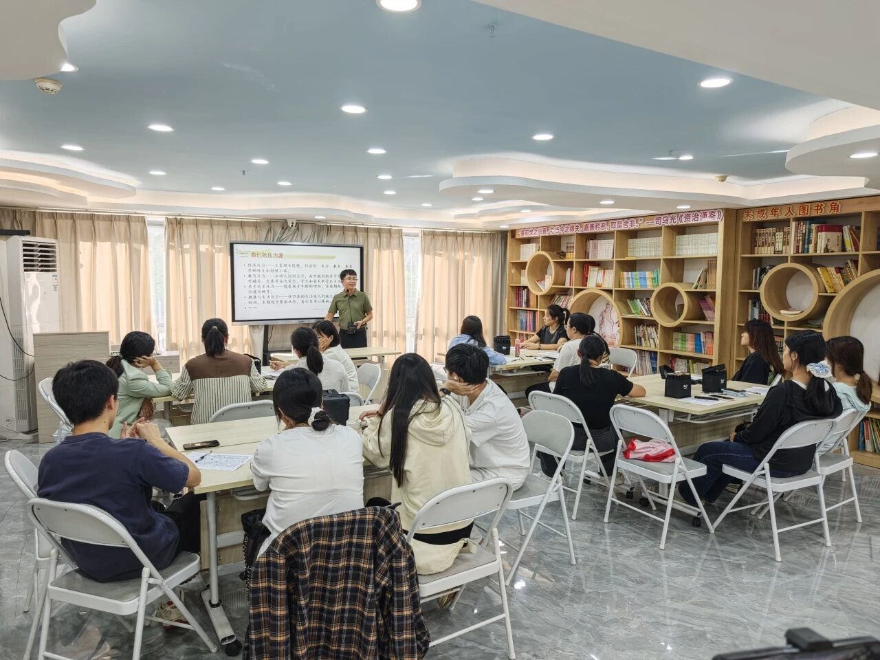 安溪国寿寿险联合社区开展“《彩绘我心观画愈心》—心理绘画体验沙龙”2025.11 (2).jpg