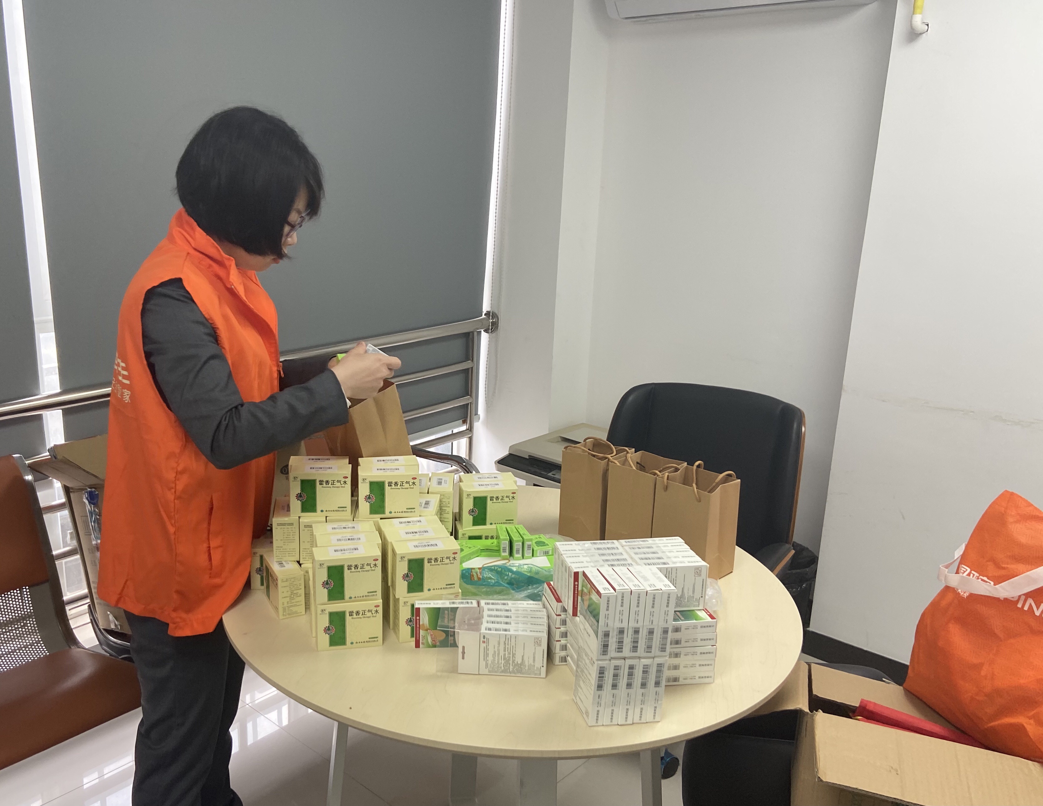 平安产险福州中心支公司：关爱城市美容师  五一致敬劳动者1.jpg