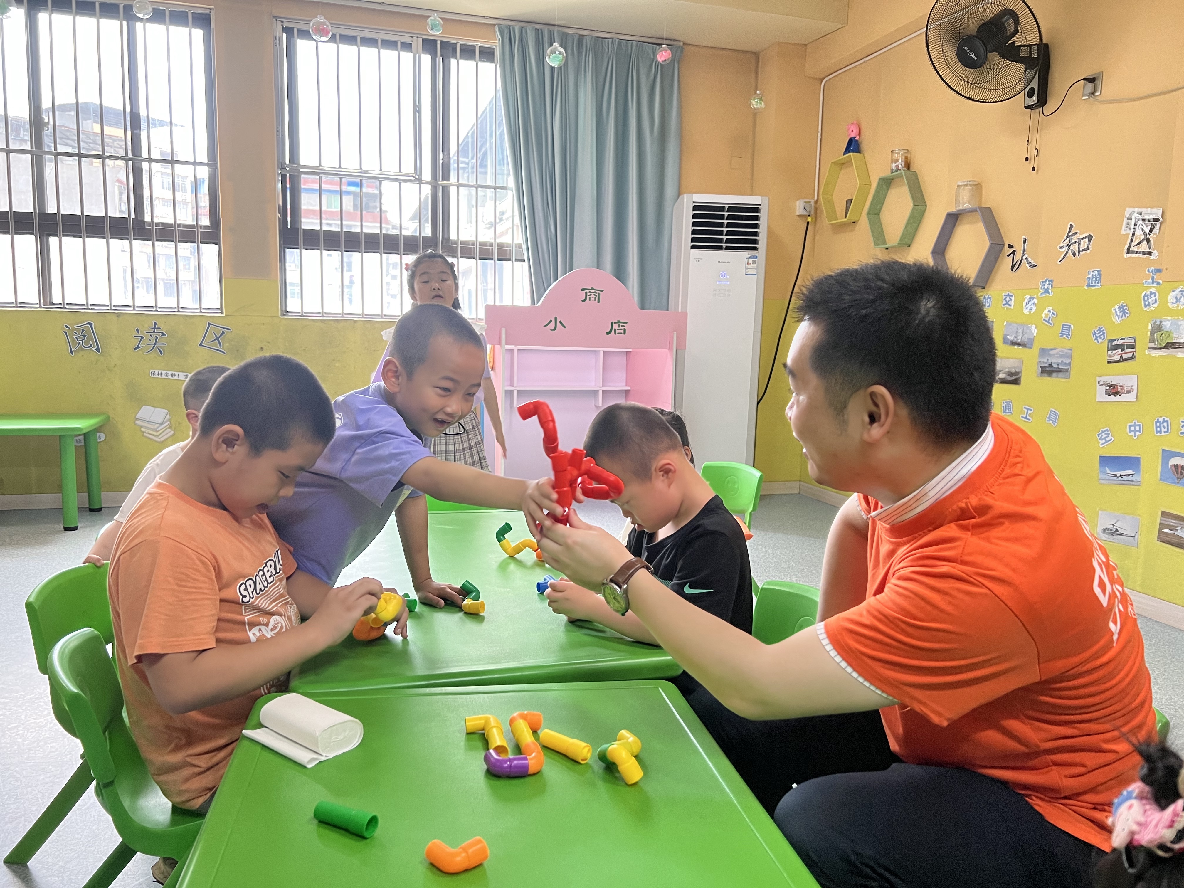 平安产险南平中心支公司：心手相牵，温暖相伴2.PNG