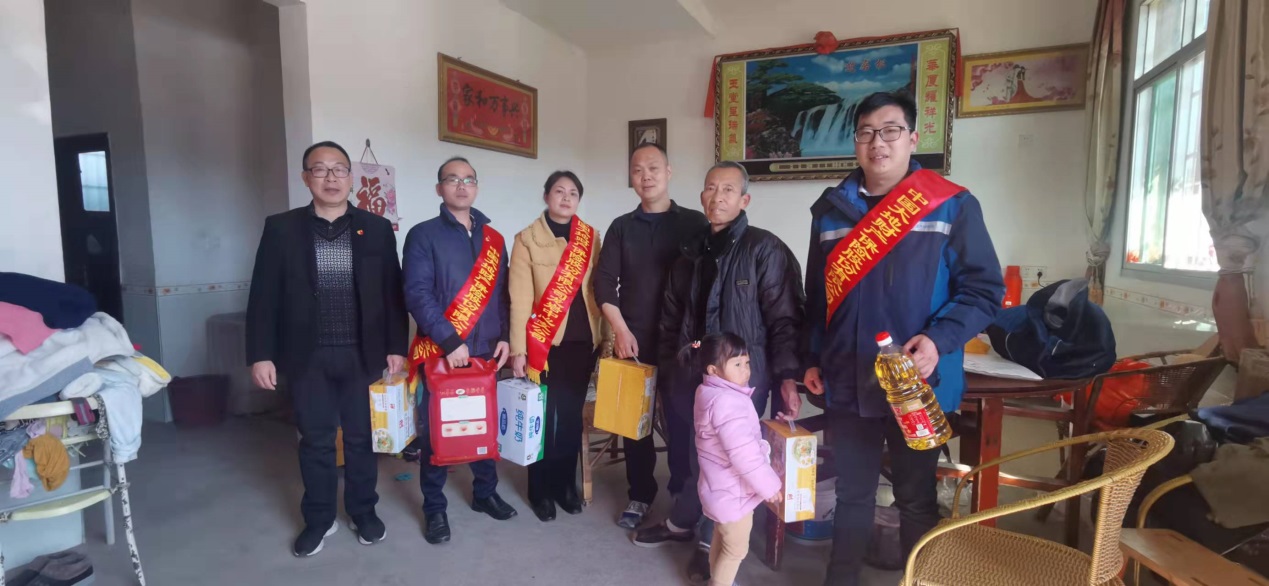 到升平村五保户家慰问.jpg