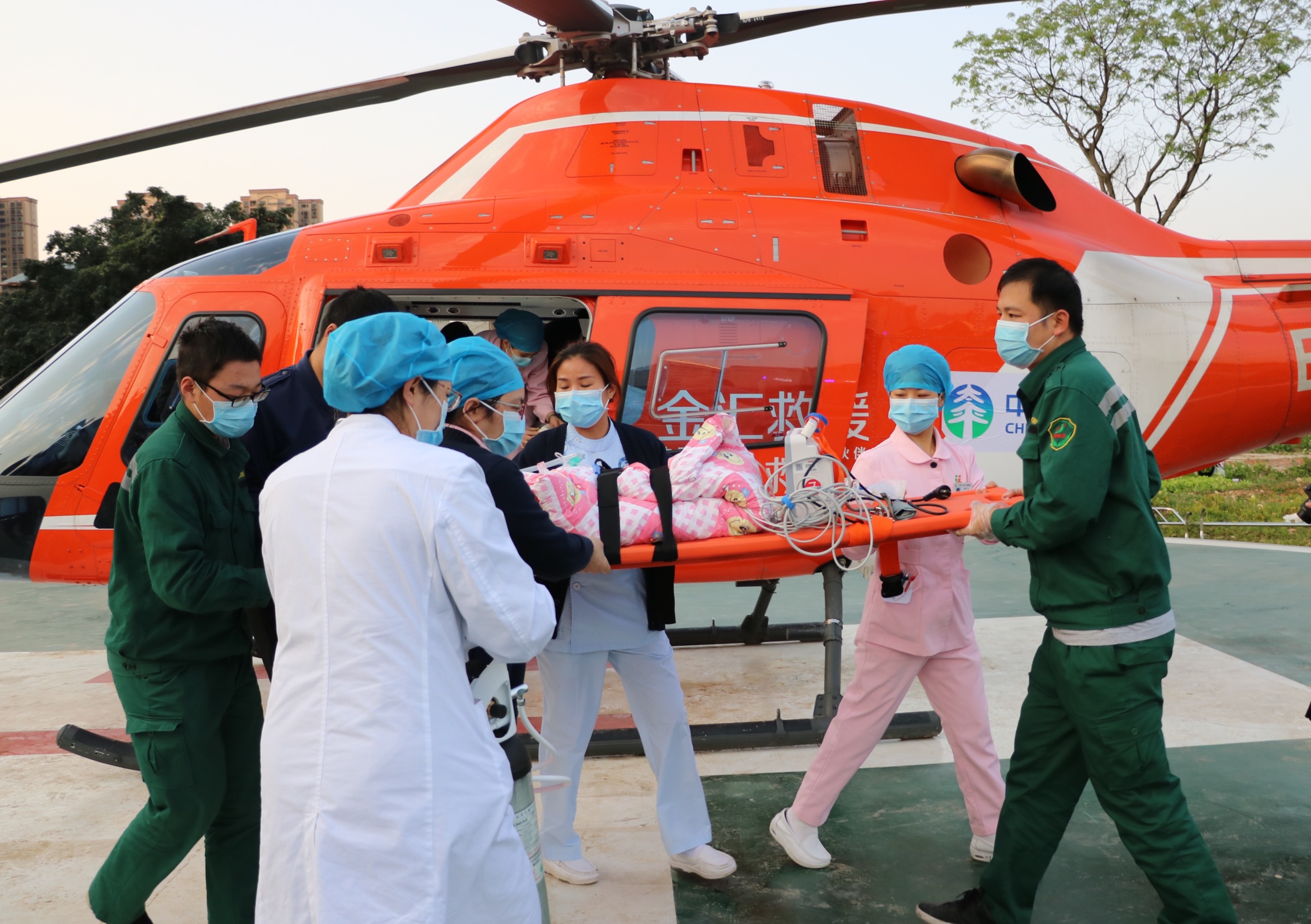 配图2：在南宁市，医护人员快速把患儿转移到救护车上.jpg