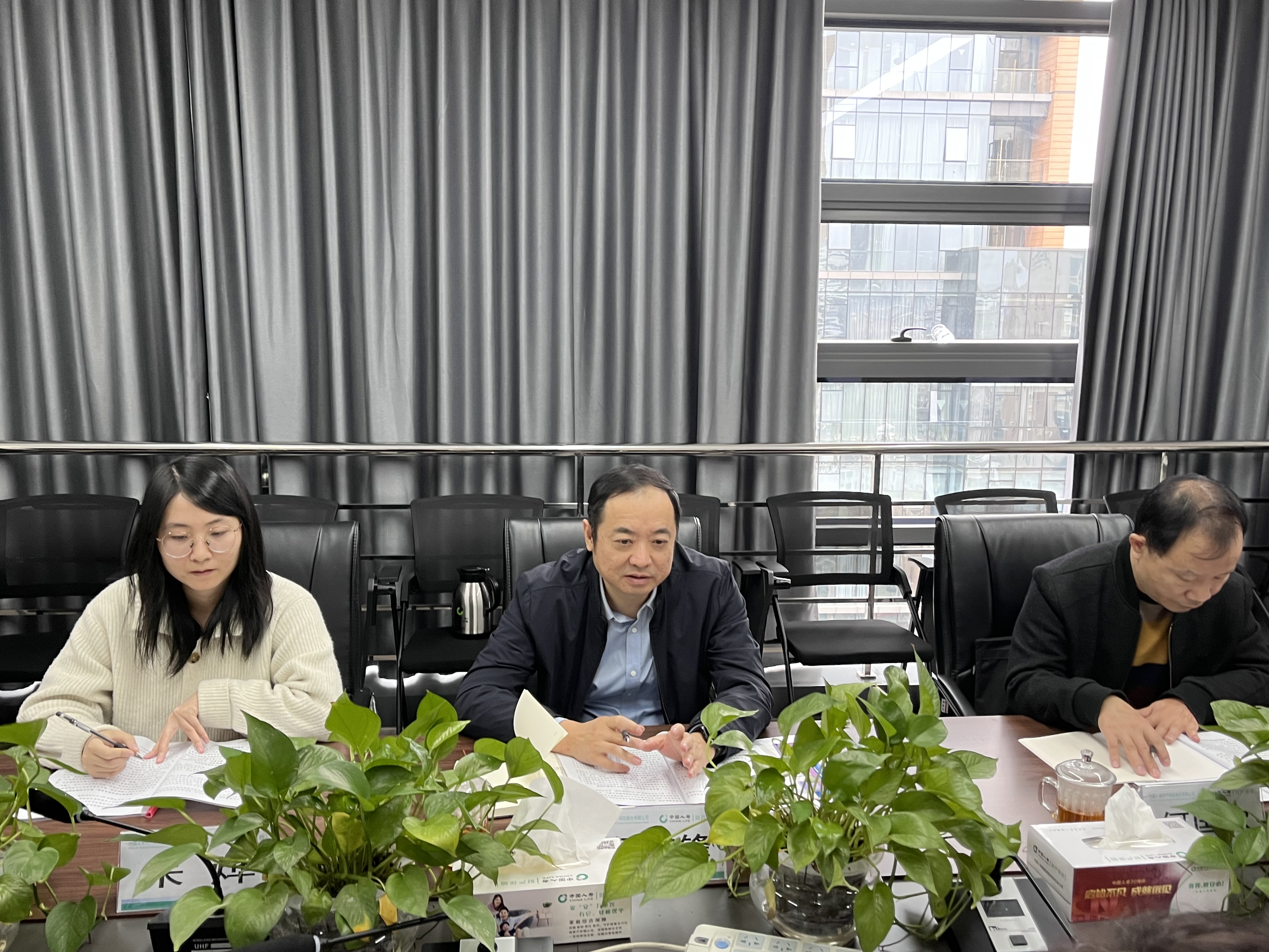 （2023.12.6）中国人民银行龙岩市分行伊志峰行长一行莅临中国人寿财险龙岩市中心支公司调研2.jpg