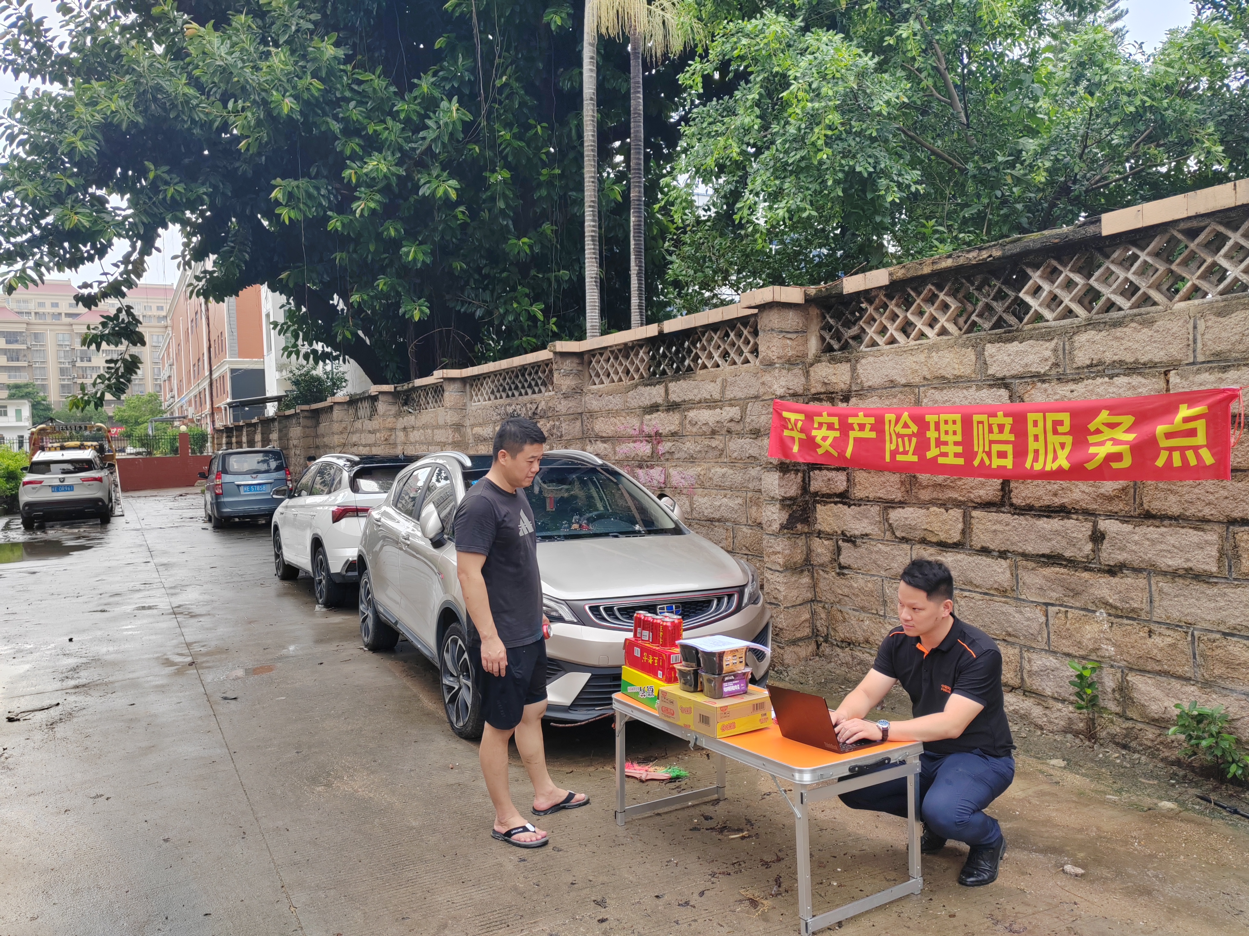 图2：福建平安产险设置临时理赔服务点（吴秋松 拍摄）.JPG