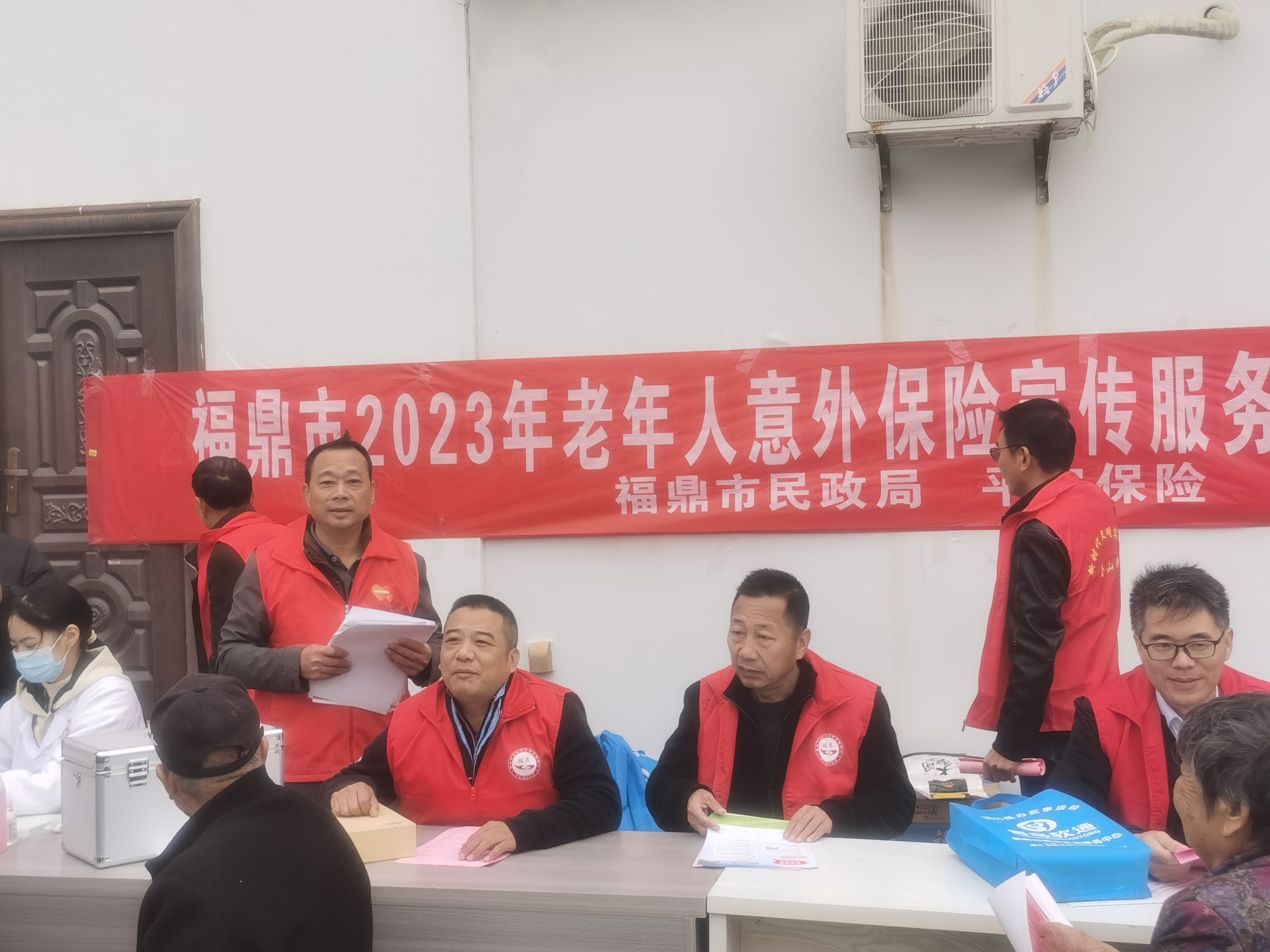 平安产险宁德中心支公司：积极宣传老年人意外保险1.jpg