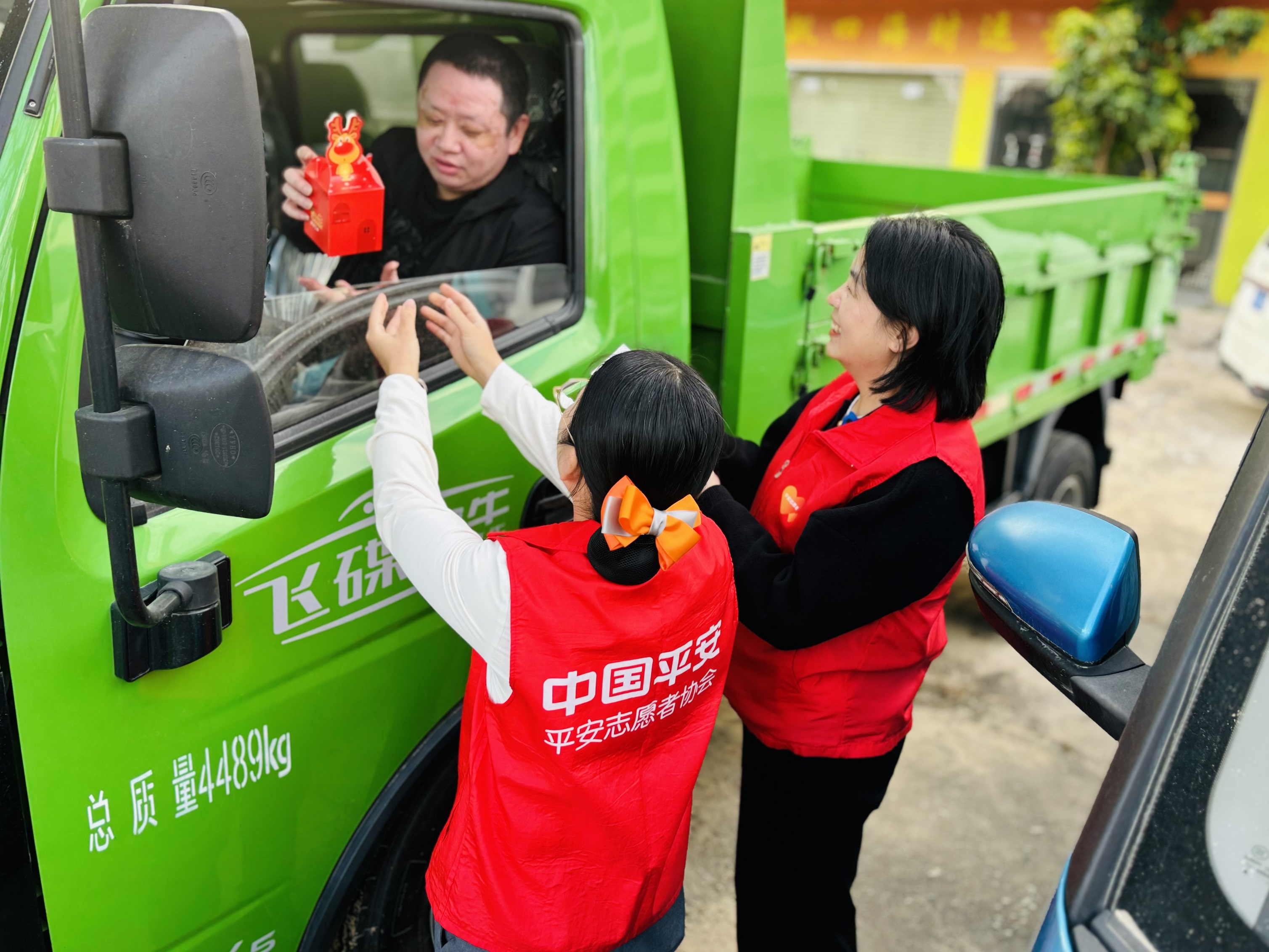 平安产险泉州中心支公司：微光护征途 暖心伴远行  (2).png