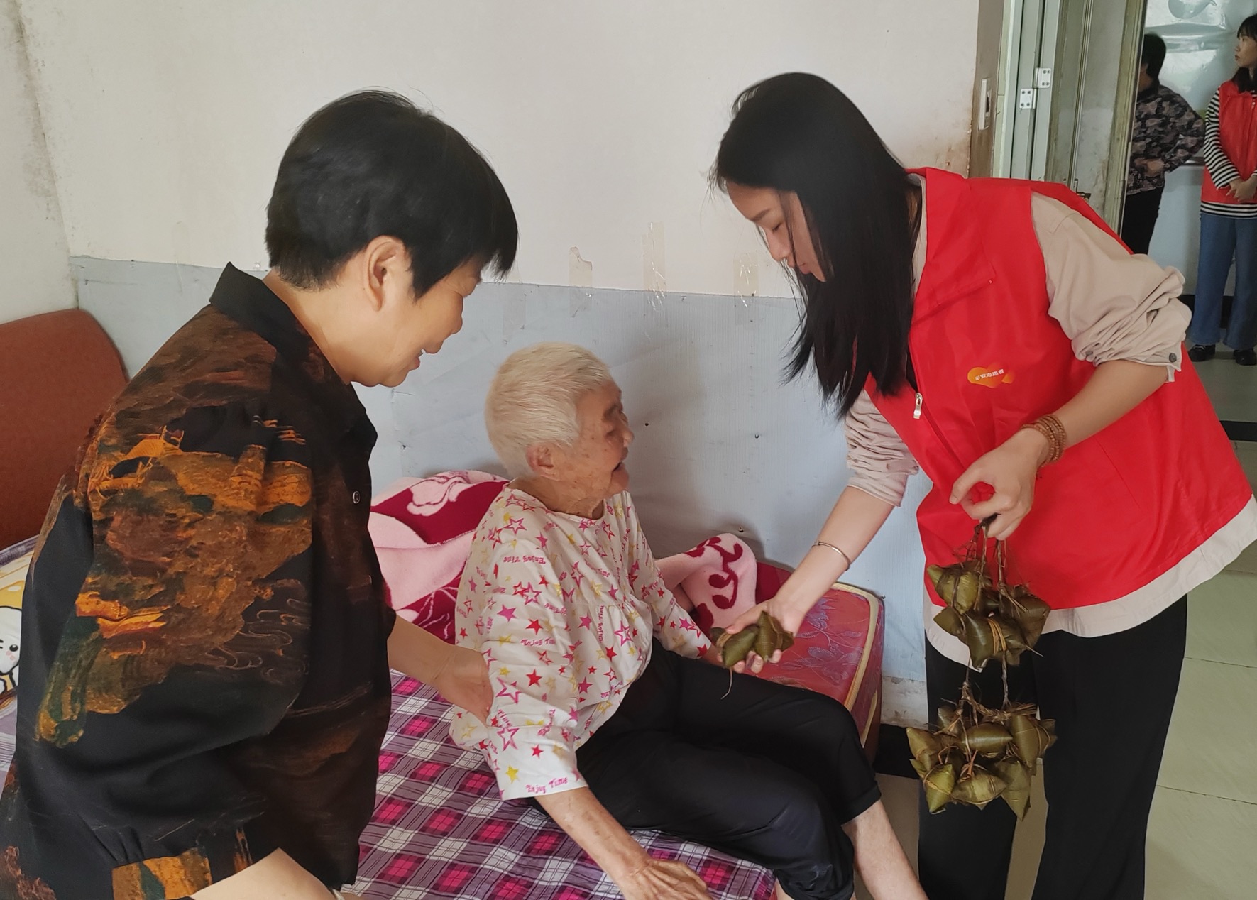 平安产险南平中心支公司：端午粽飘香 情暖敬老院1.png