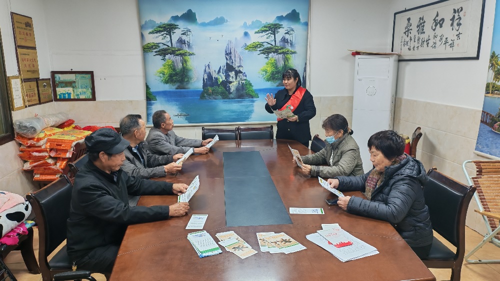 国寿寿险华安县支公司进老年活动中心开展反电诈宣传活动.jpg