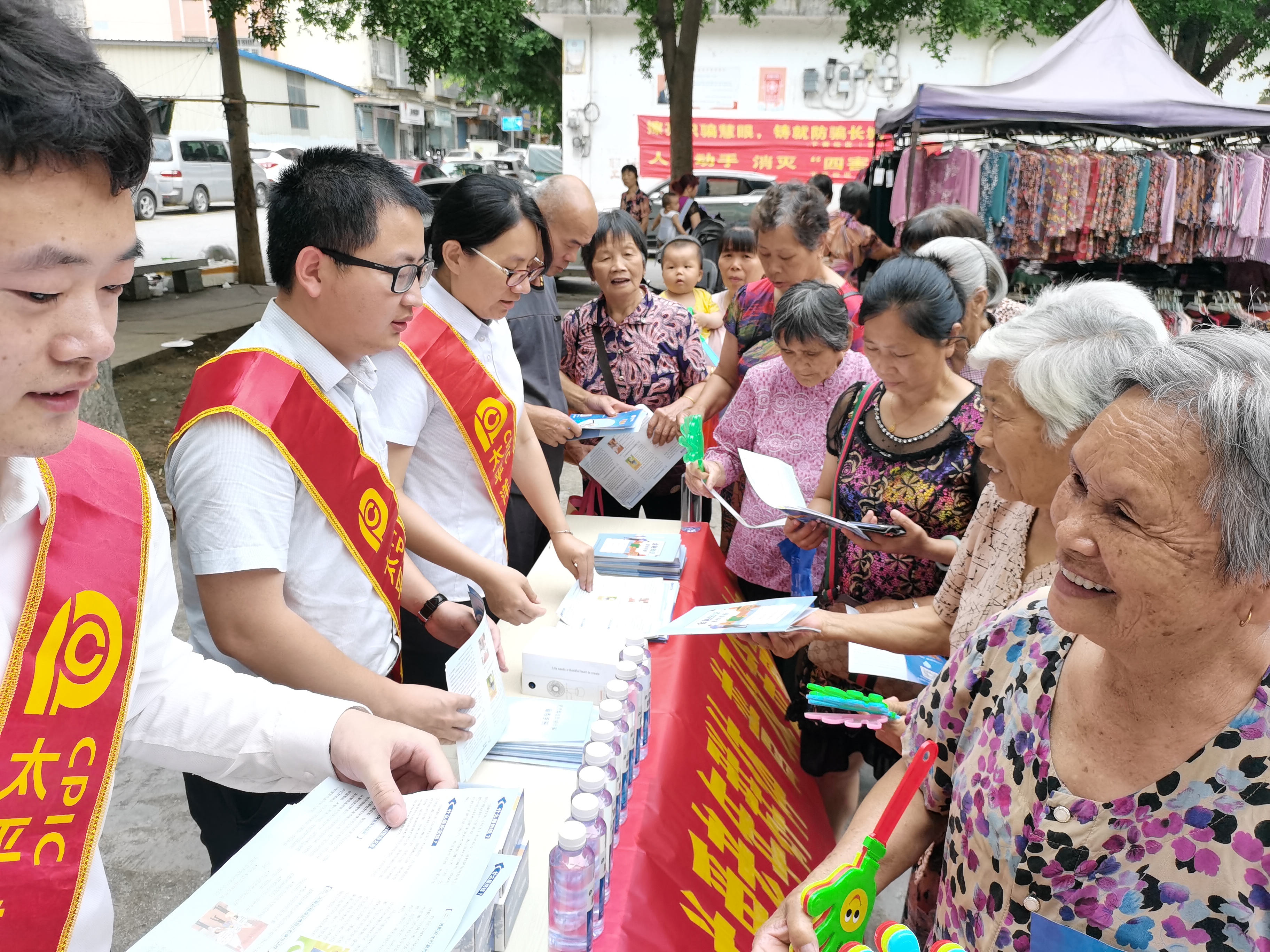 太平洋产险莆田中支开展“关爱老年群体，普及金融知识 ”户外宣传活动.jpg