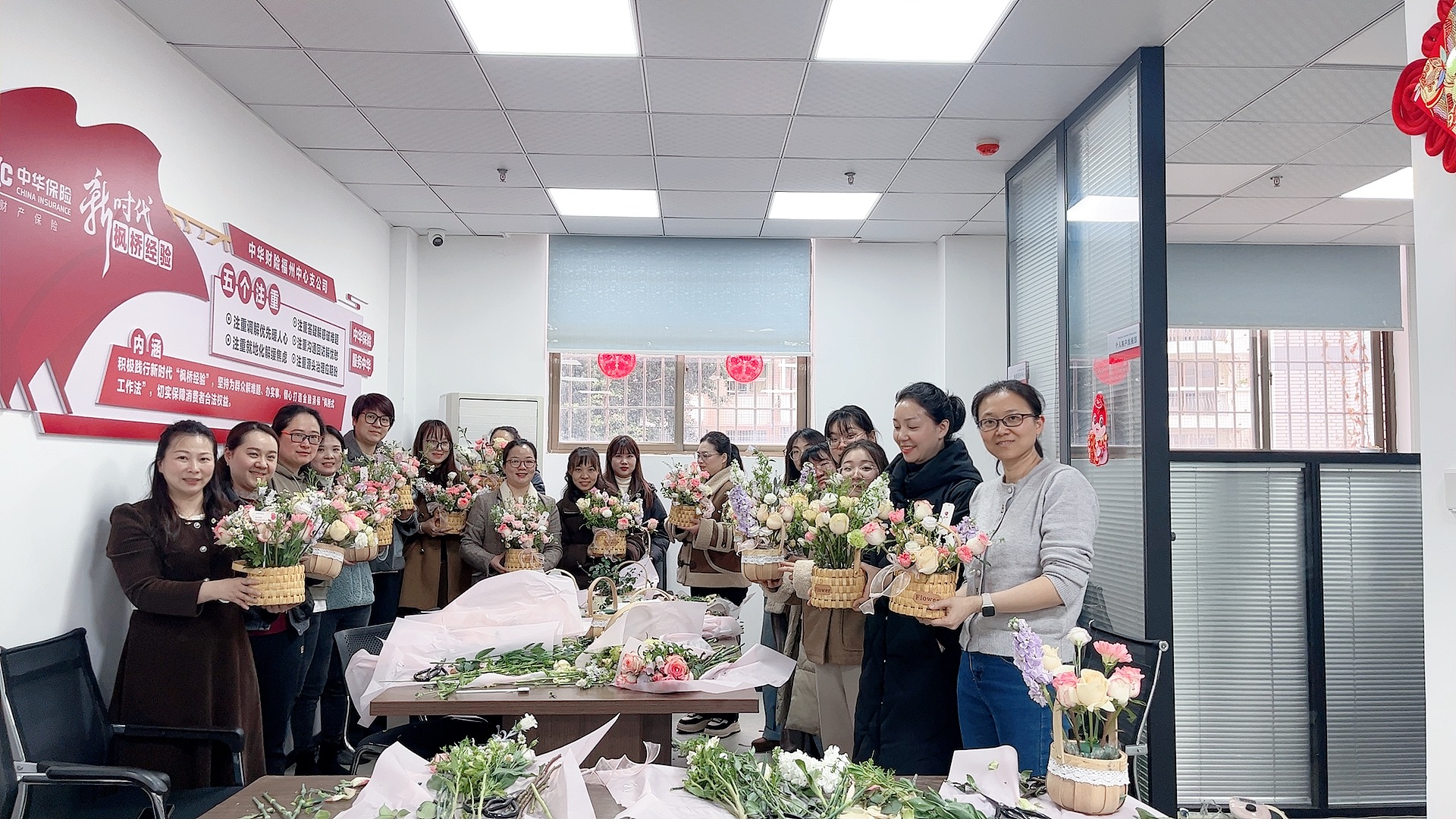 “巾帼绽芳华 花艺映初心”-福州中支开展三八妇女节插花活动 (1).jpg