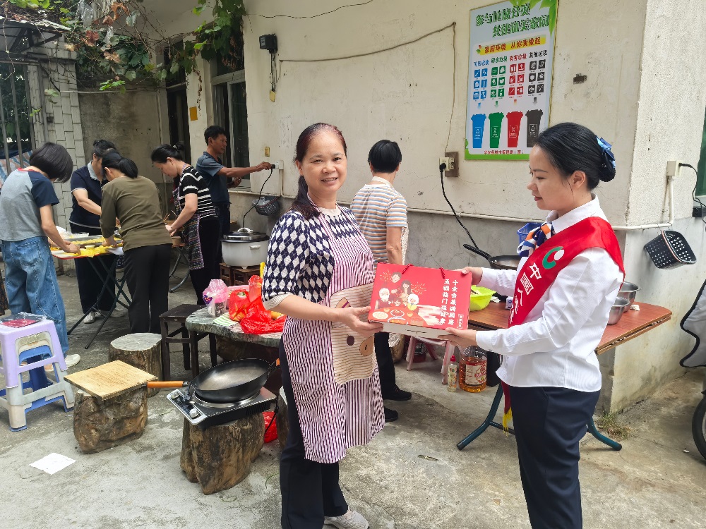 国寿寿险华安县支公司:重阳暖宴递温情 金融守护伴夕阳.jpg