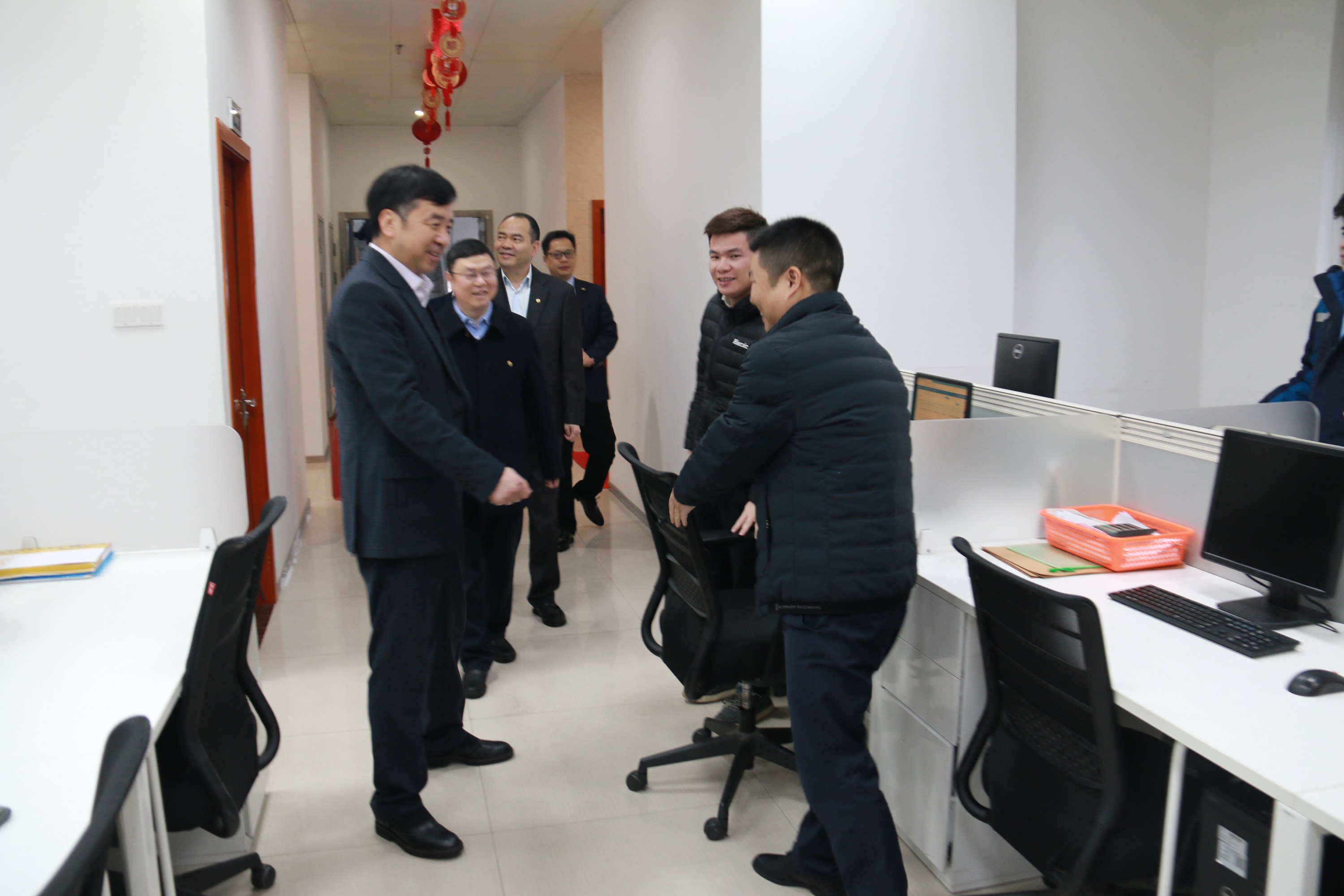 分公司班子慰问员工.JPG