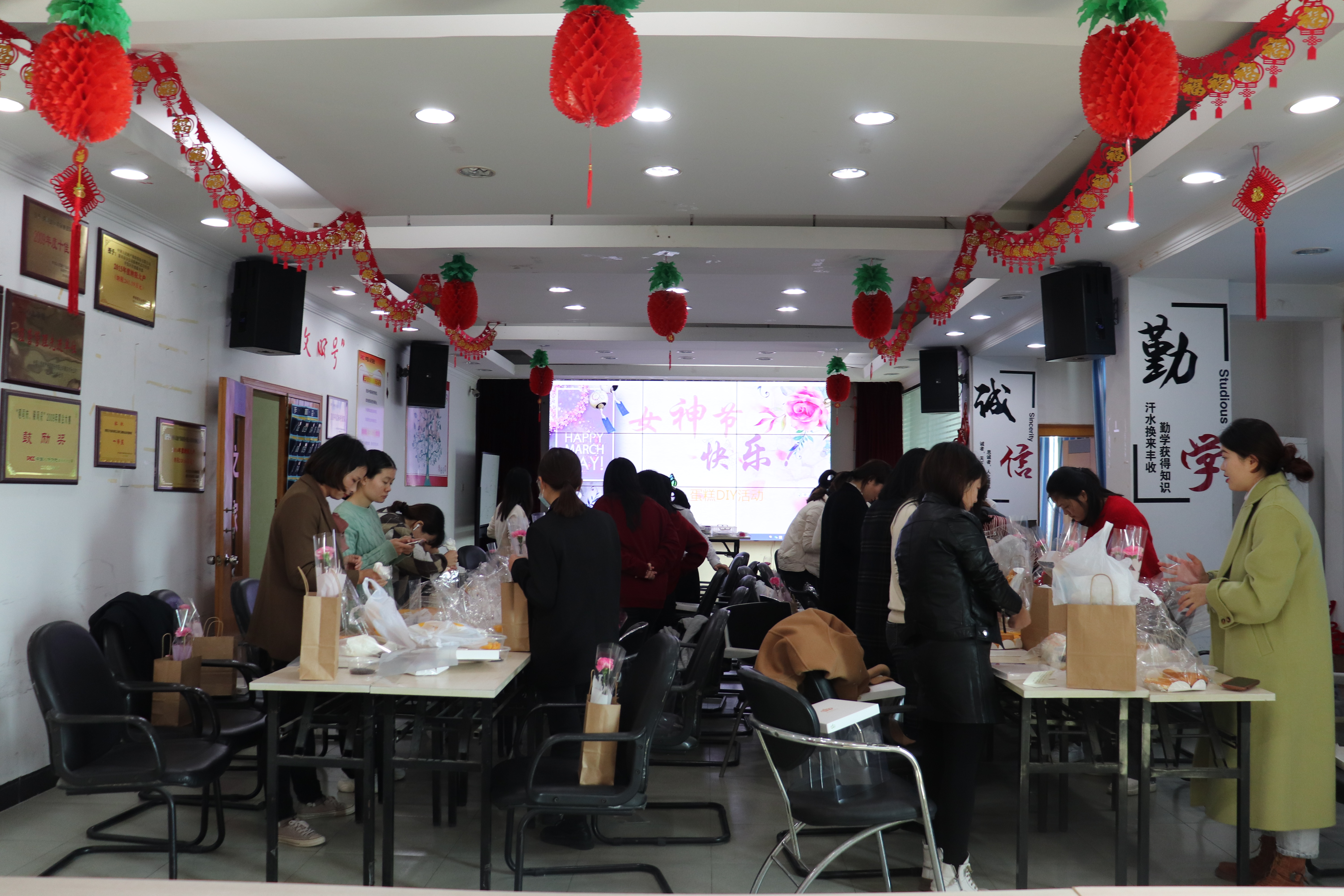 人保财险莆田市秀屿支公司开展蛋糕DIY活动.JPG