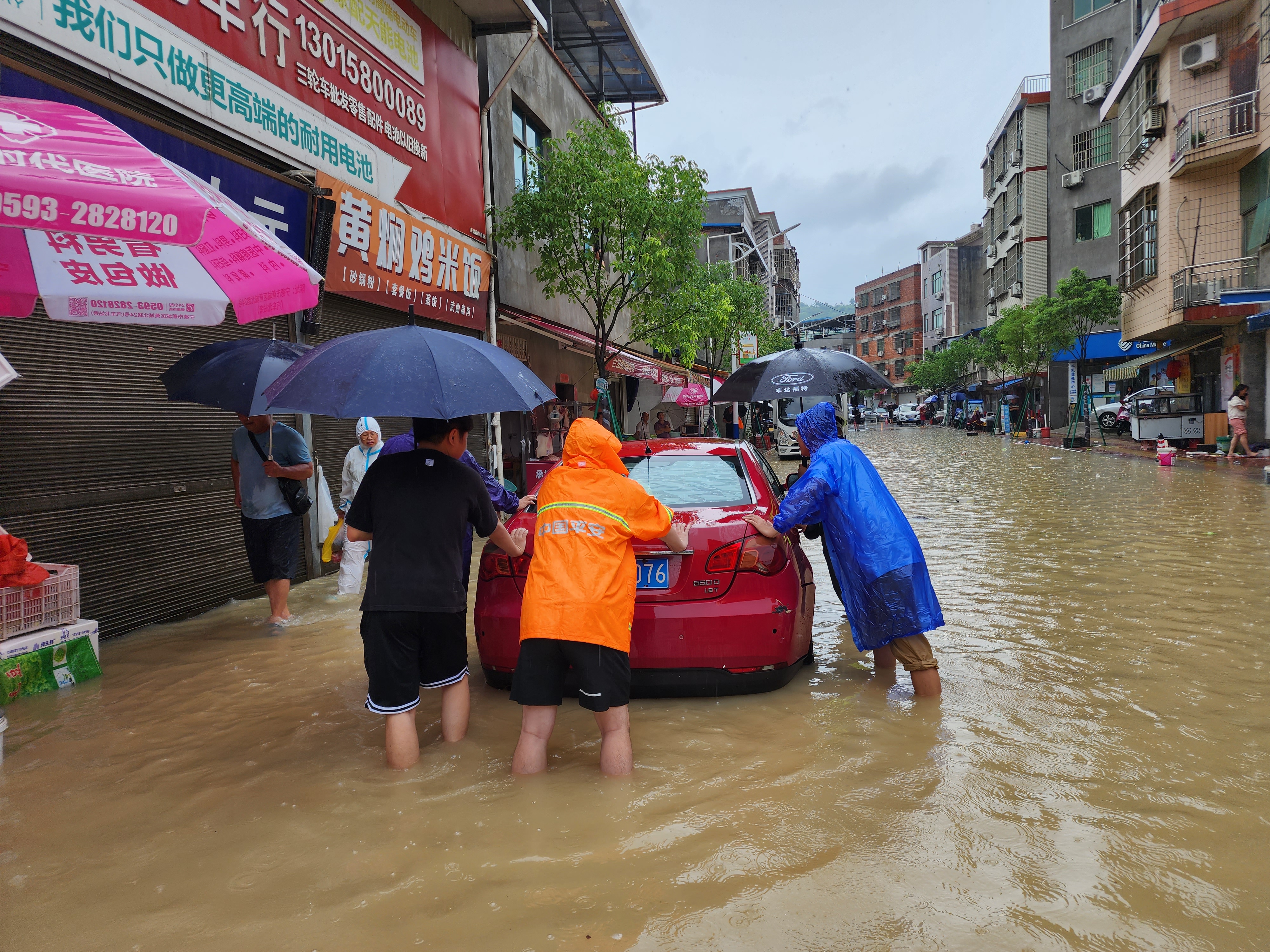图1：福建平安产险查勘员协助客户施救车辆1。（郑煜 拍摄）.JPG