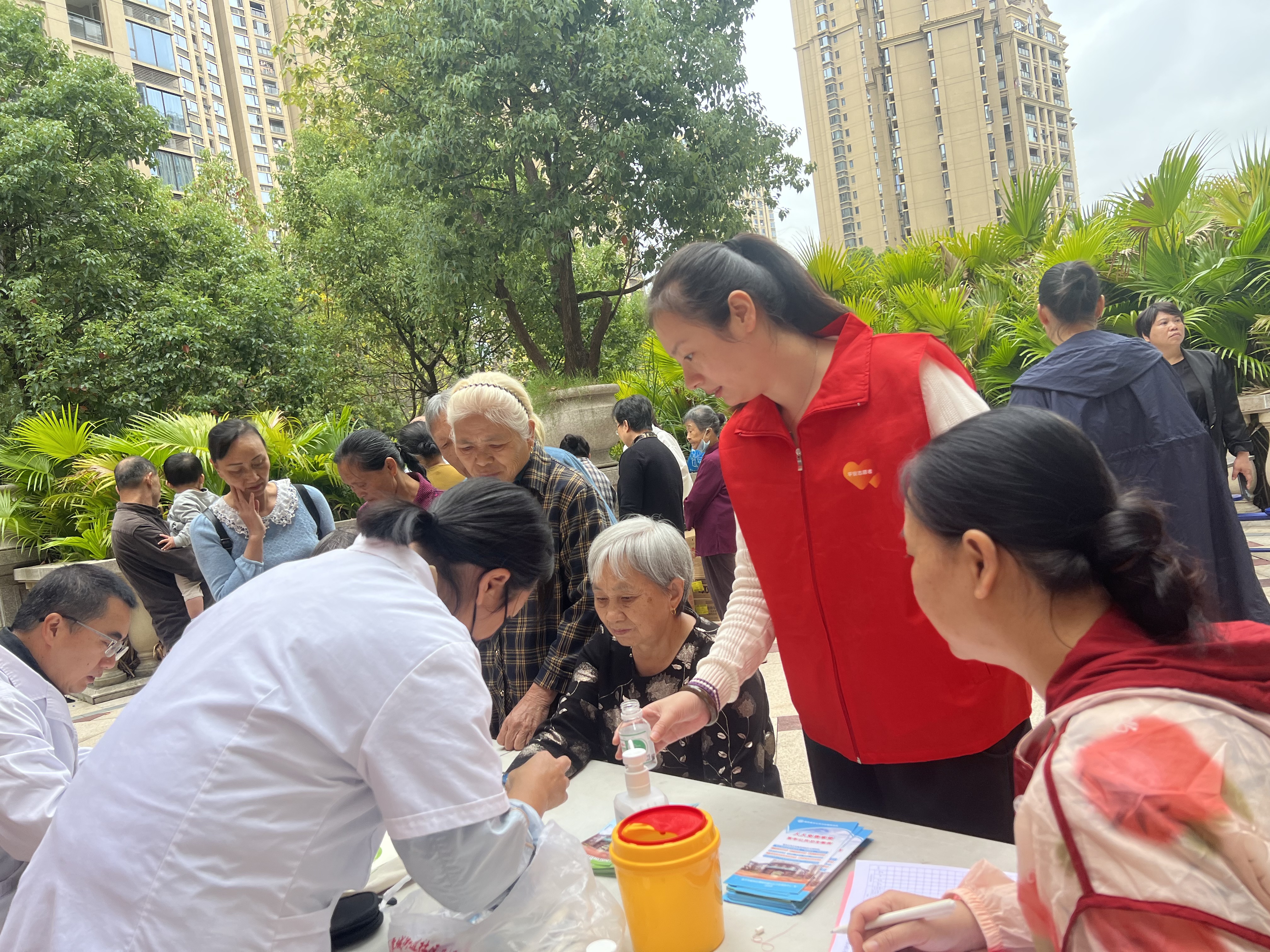 平安产险南平中心支公司：浓情相聚 情暖金秋3.jpg