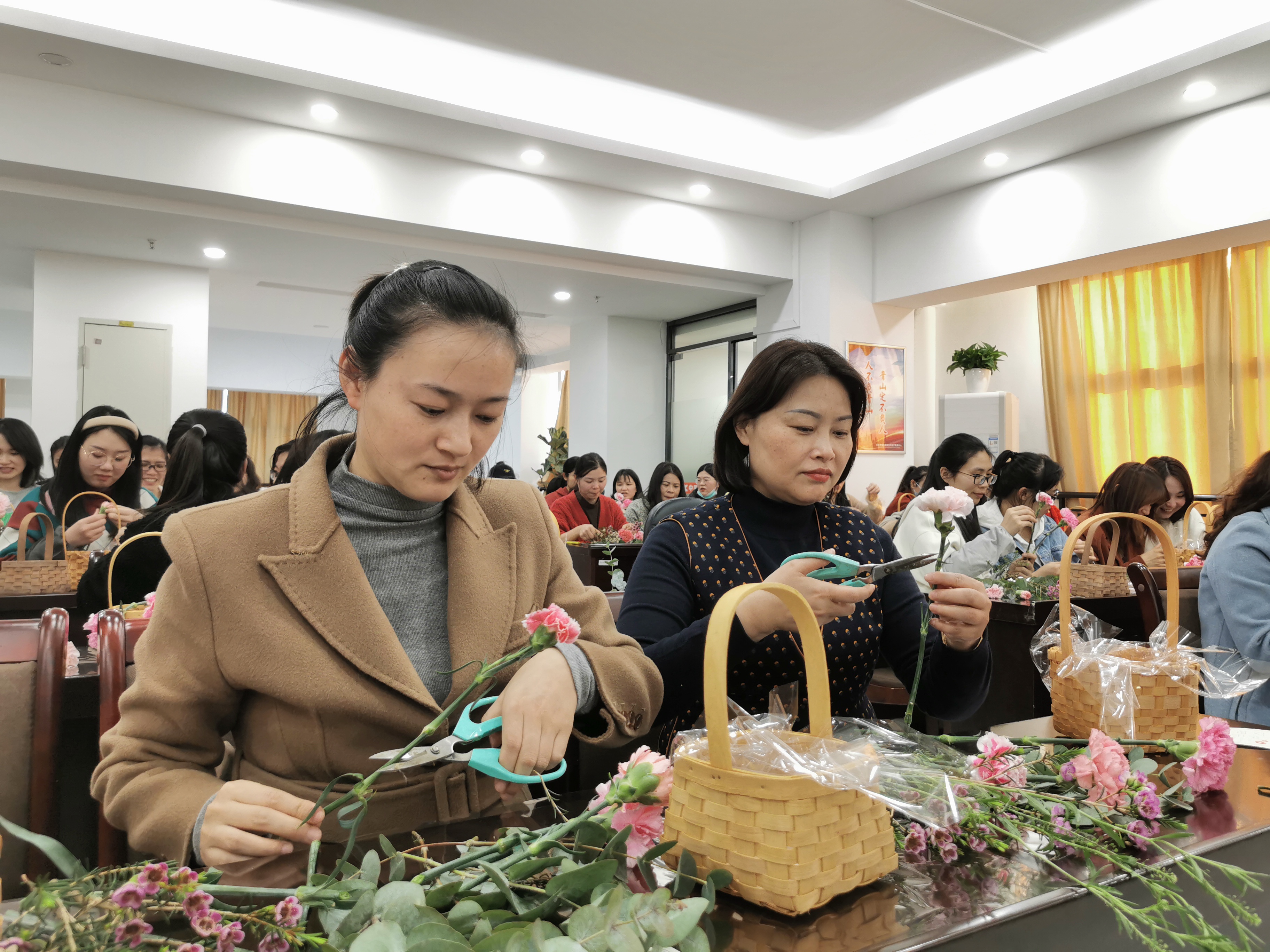人保财险莆田市分公司社保业务部开展插花活动.jpg