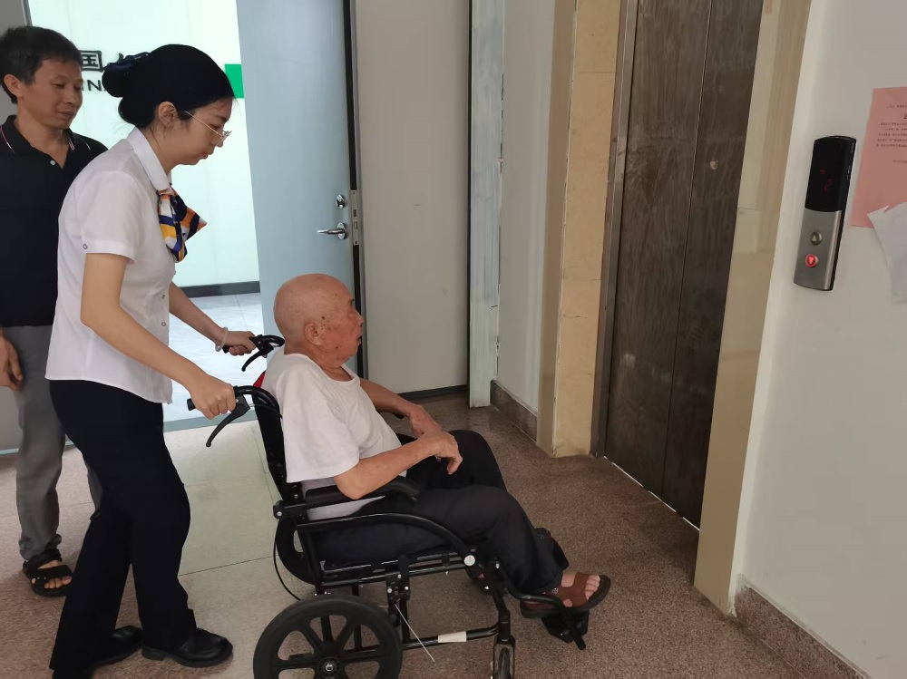中国人寿长泰区支公司：爱心轮椅纾困忧 智能服务暖人心.jpg