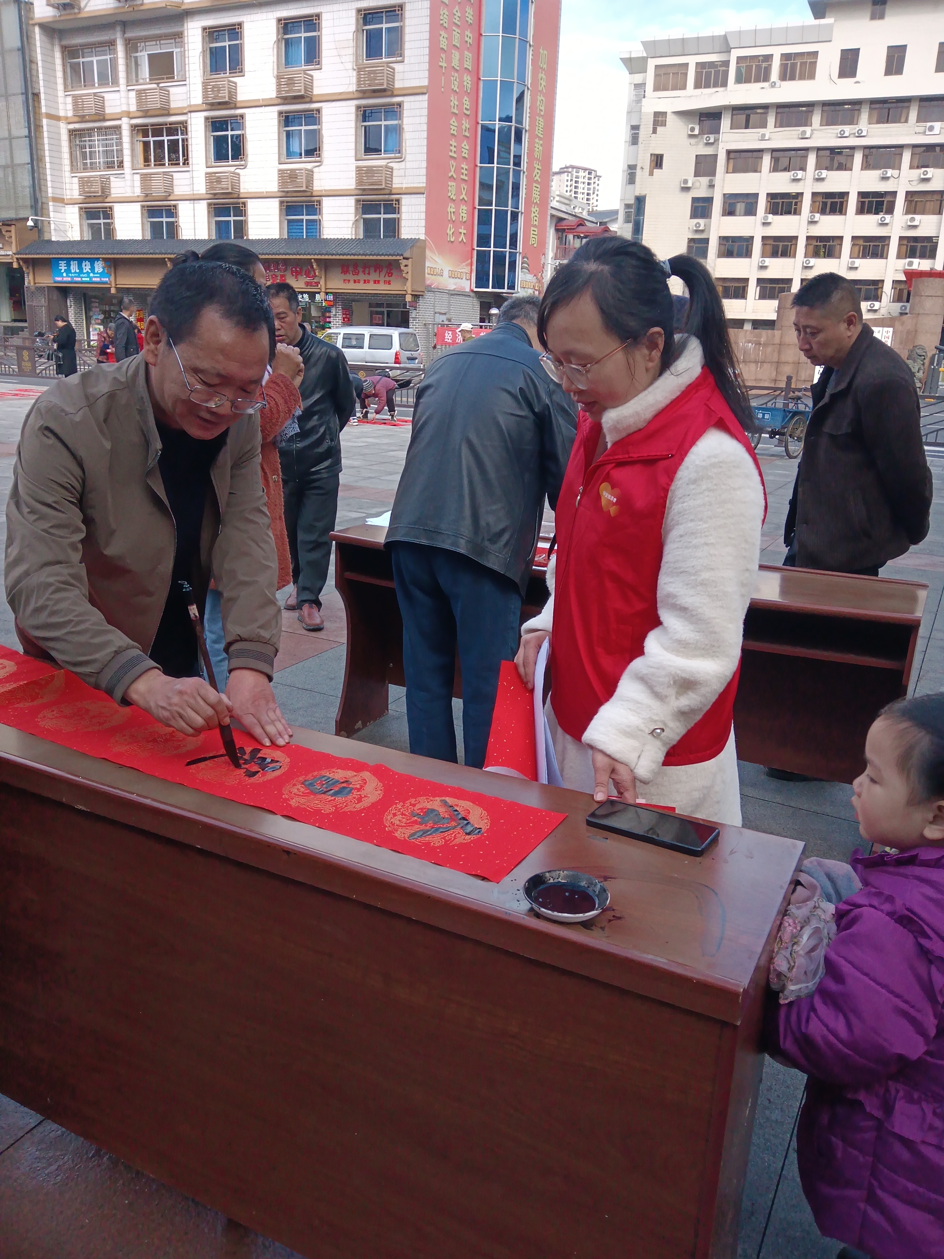 2平安产险三明中支：义写春联送祝福，浓情笔墨迎新春0.jpg