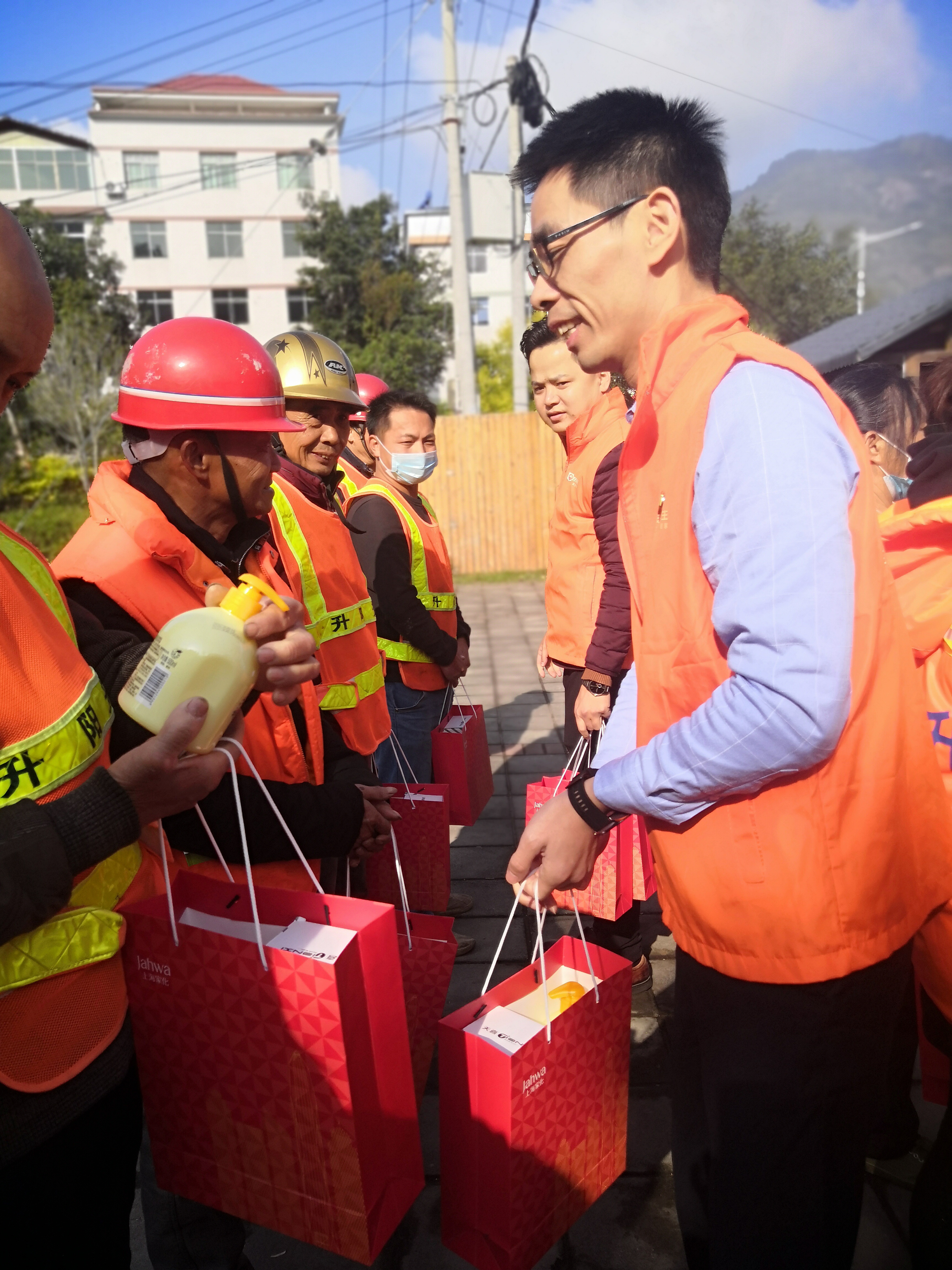 平安产险福州中心支公司：心系环卫工，冬日送温暖1.jpg