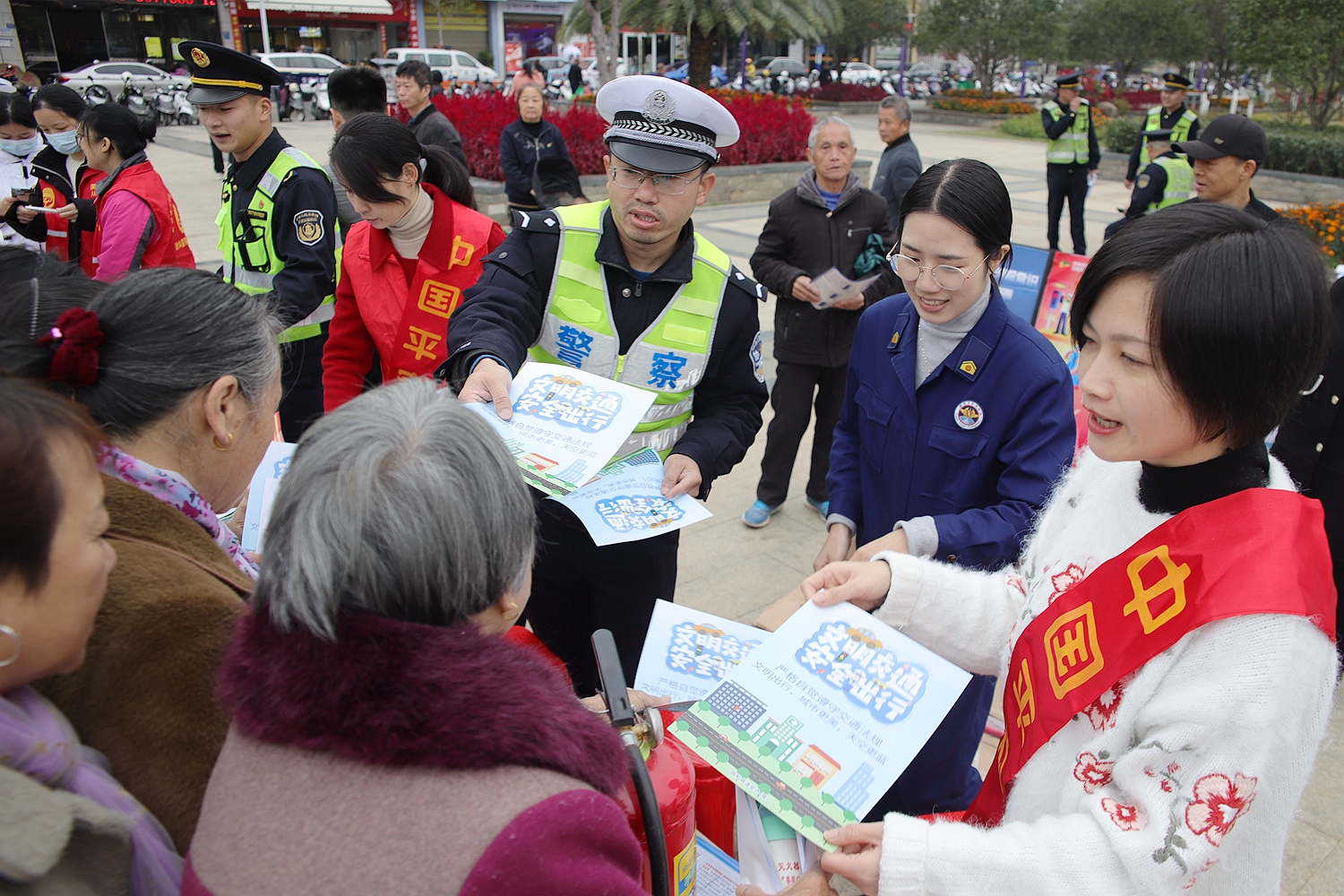 平安产险南平中心支公司：警保联动 倡导交通安全1.jpg