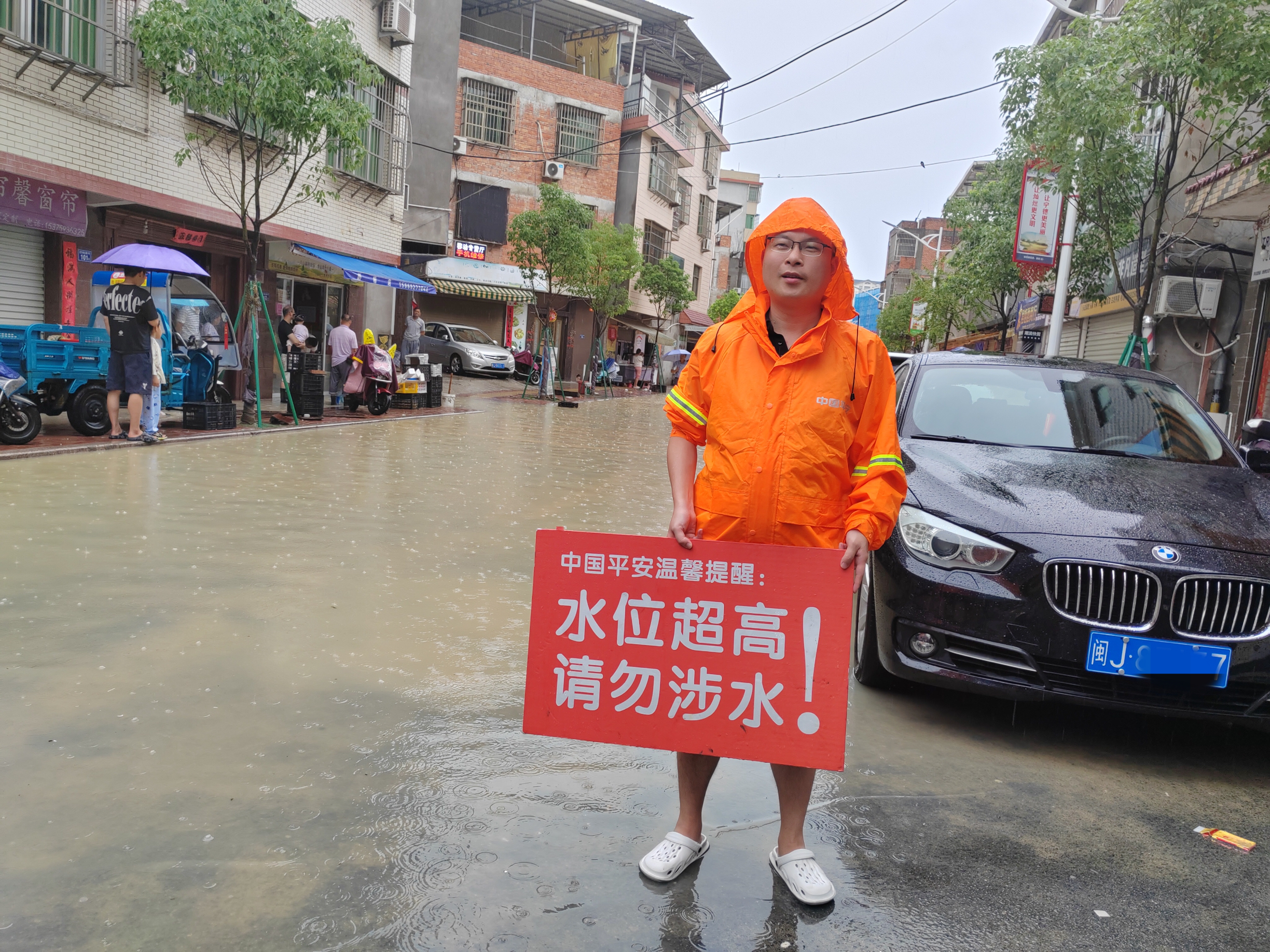 图4：福建平安产险派出“平安守护者”小分队进行风险提示。（郑煜 拍摄）.JPG