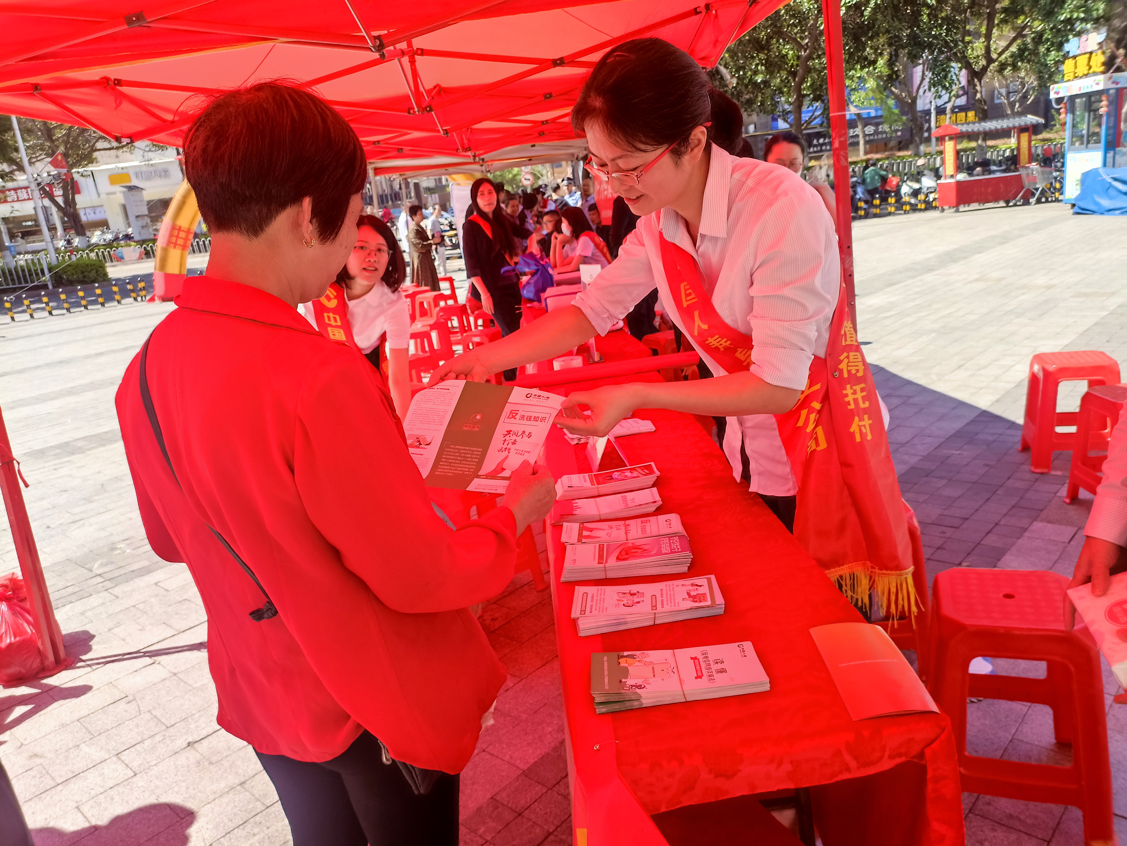 泉港国寿和泉港公安分局经侦大队联合主办“5.15”打击和防范经济犯罪宣传日活动2024.5 (2).jpg