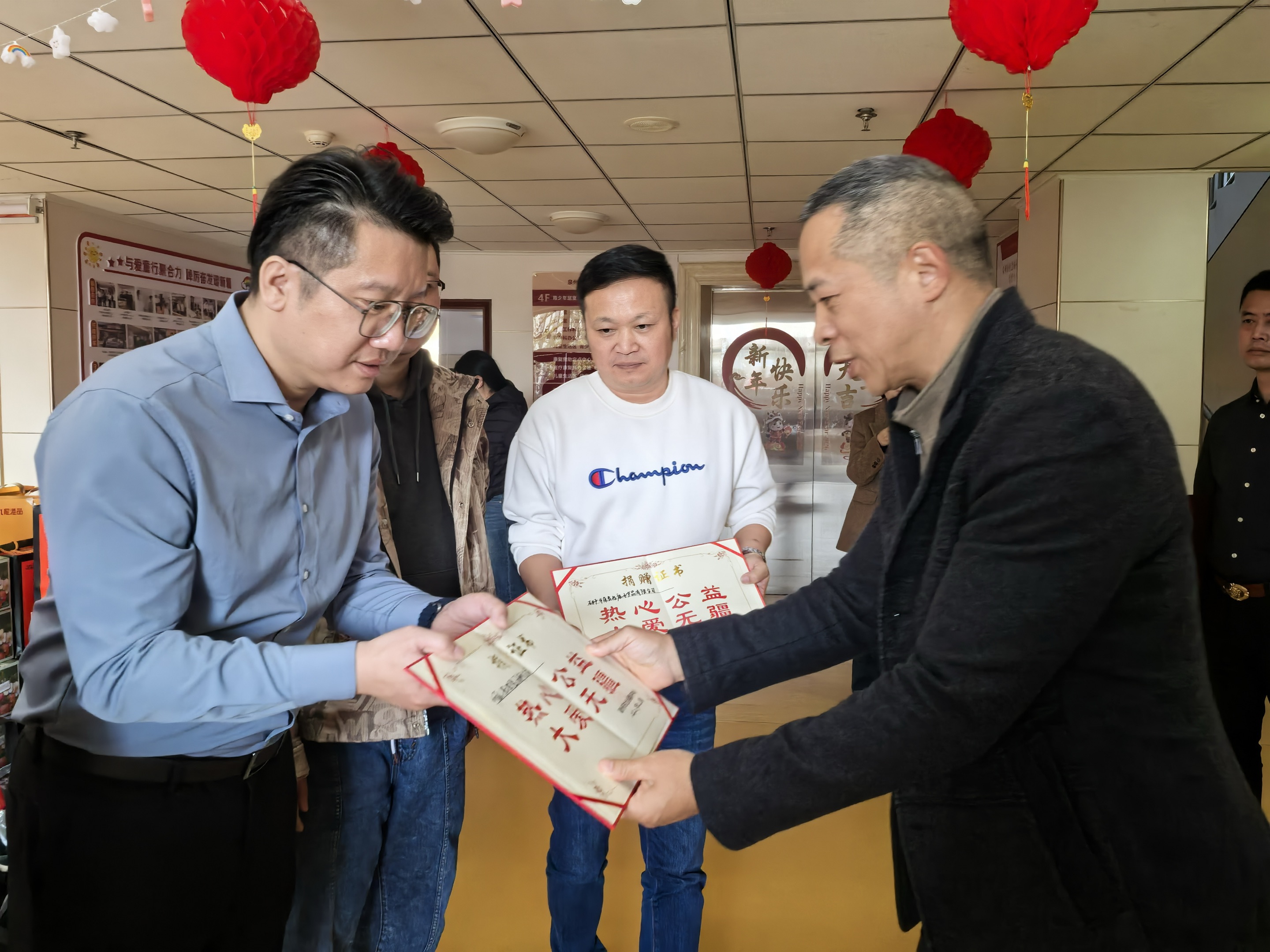 2026.2.10石狮:多单位联合开展新春孤儿关怀活动 (2).jpg