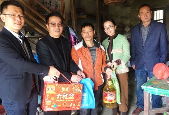 进村入户慰问贫困户图片_20190130150838.jpg