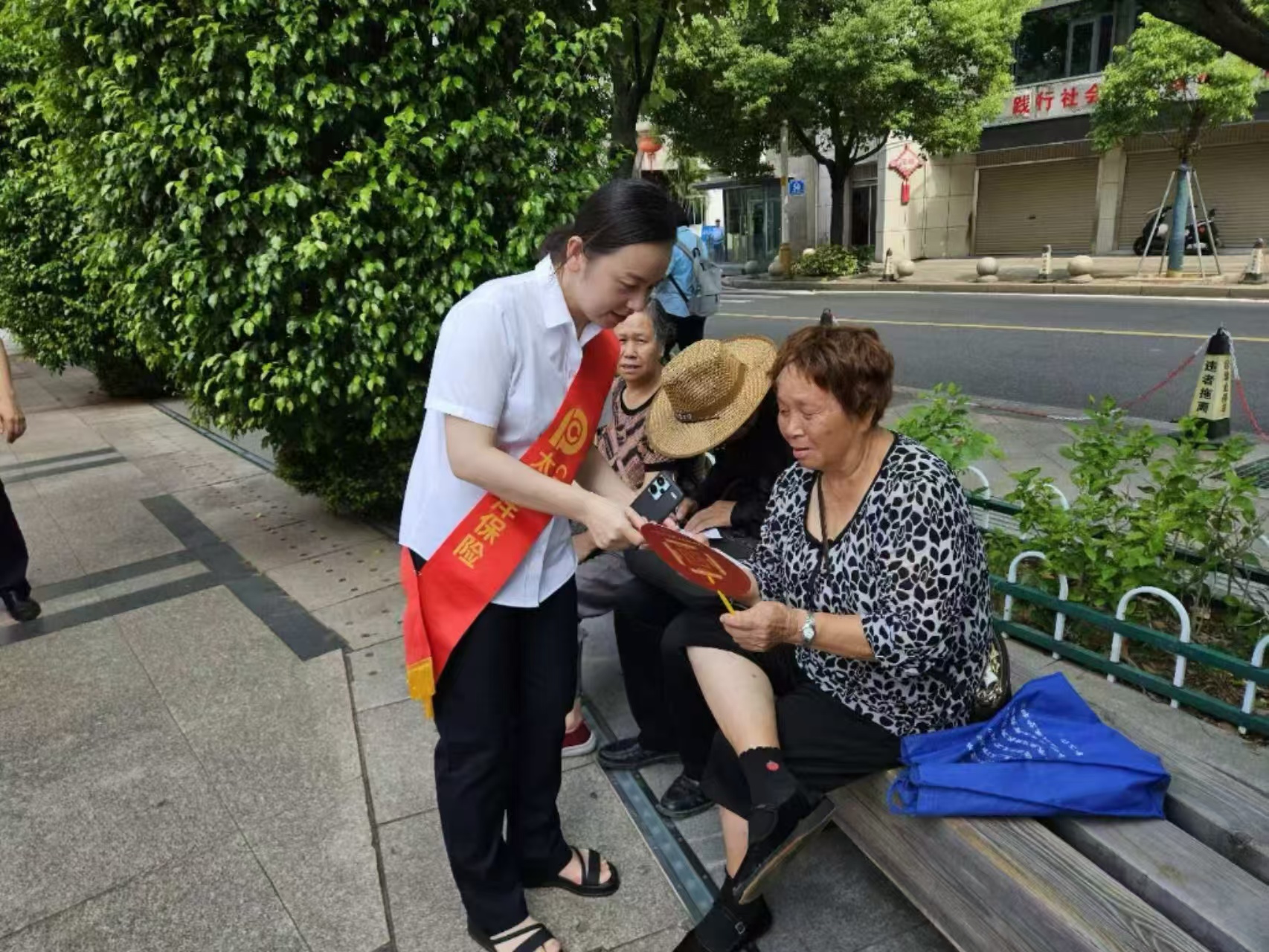 太平洋产险平潭中支党委积极开展“三服行动”主题党建活动暨“金融教育宣传月”活动2.jpg