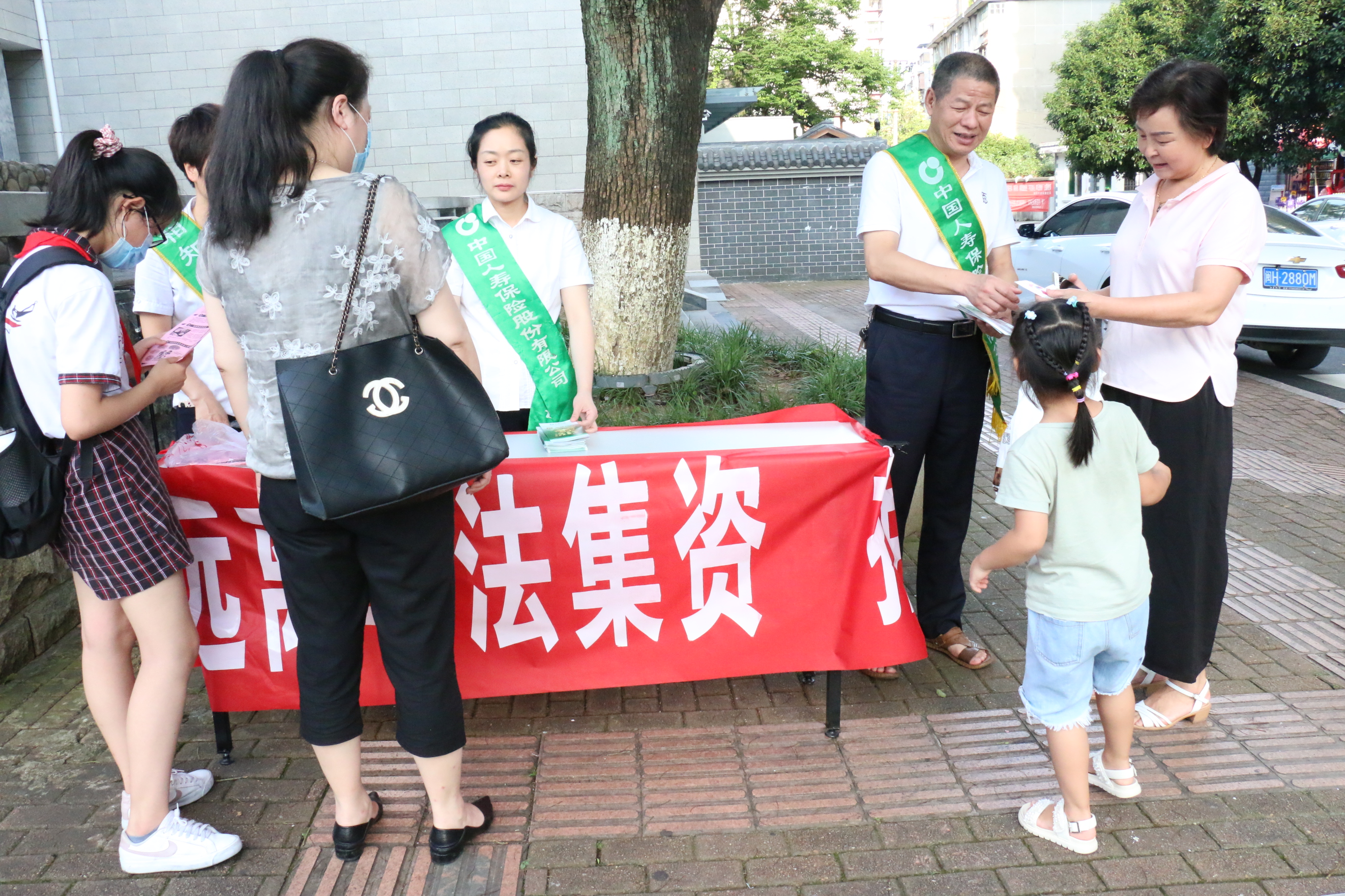邵武国寿工作人员对过往群众开展防范非法集资宣传.JPG