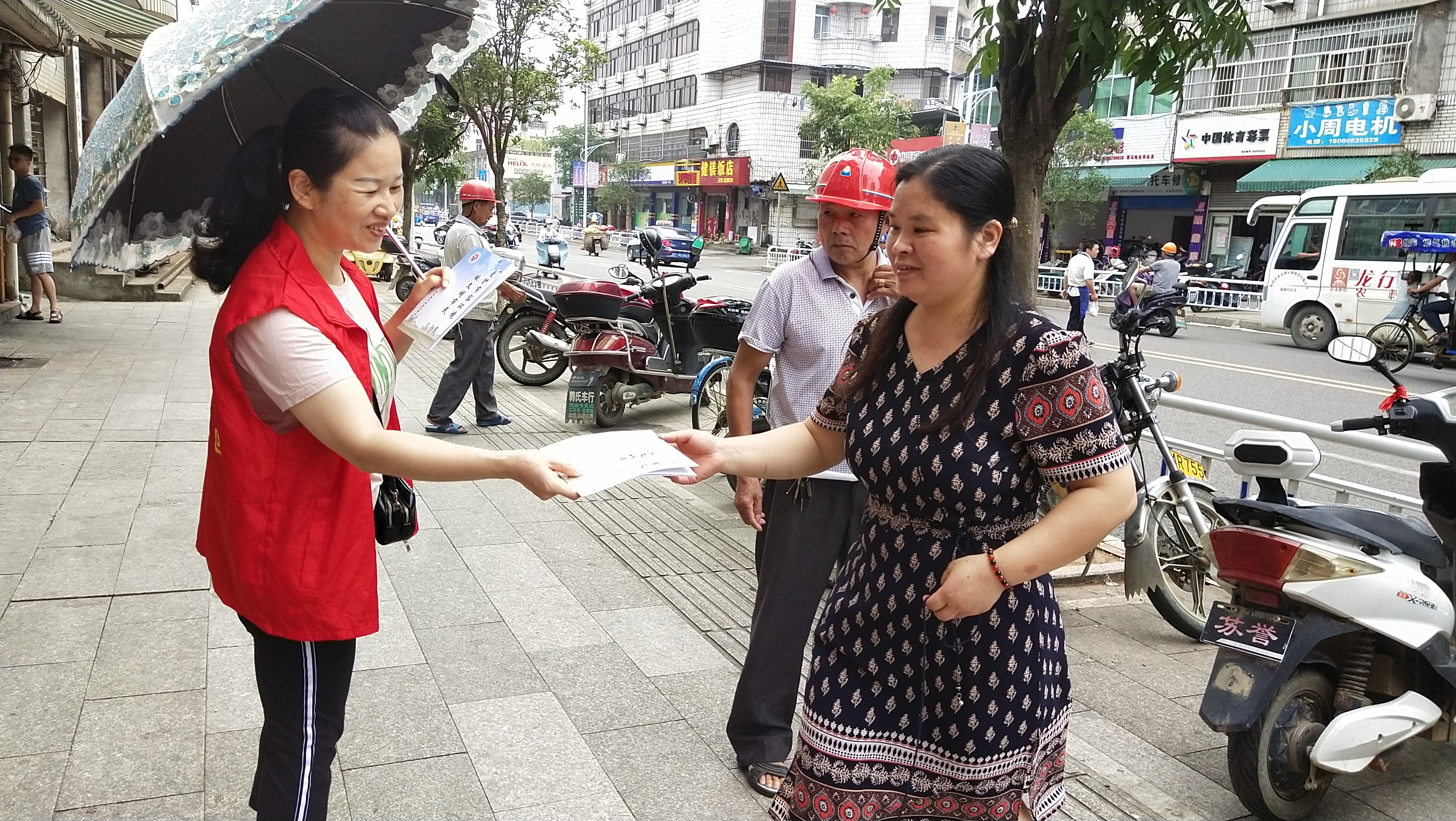 志愿者向广大商户和居民发放《浦城市民文明手册》、.jpg
