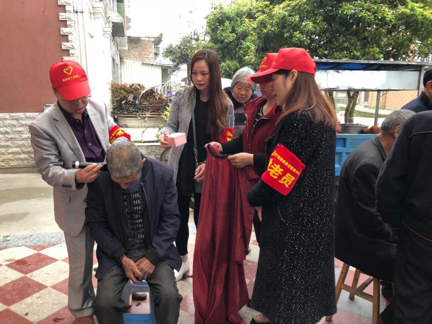 平安产险关爱老人1.jpg