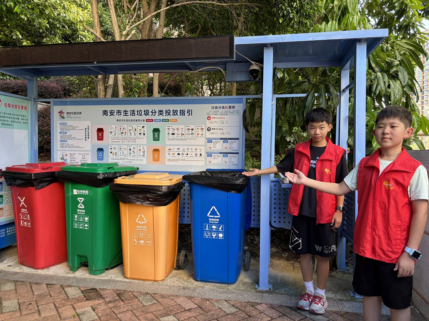 福建产险：红马甲映绿社区，平安少年的环保青春诗-照片 (1).jpg