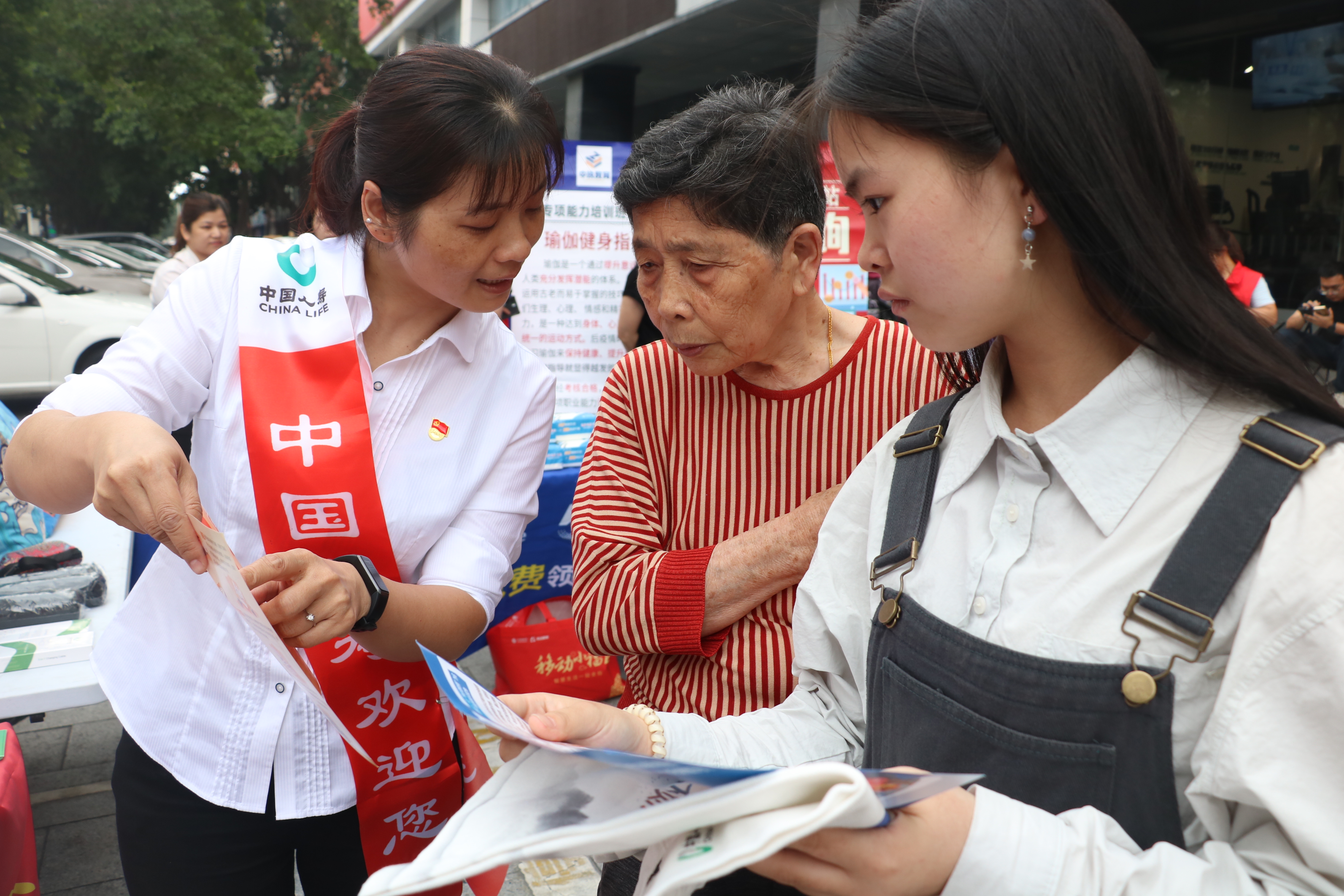 中国人寿泉州分公司在丰泽区劳模宣讲进驿站 开展反诈宣传.jpg