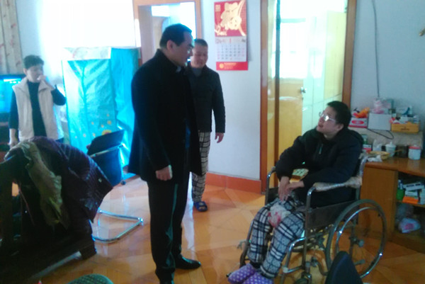 华安县支公司看望慰问残疾人结对对象_副本.jpg