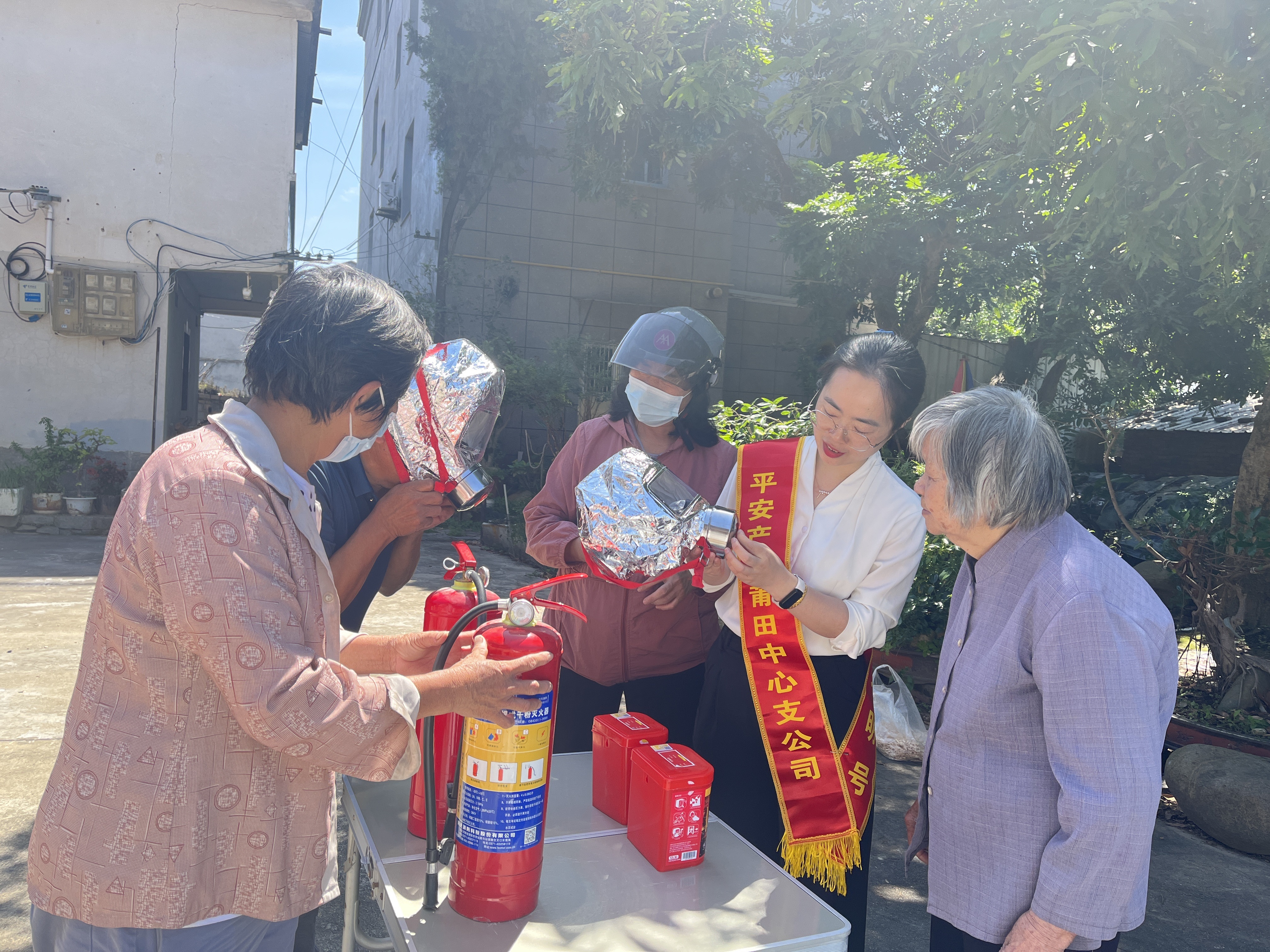 平安产险莆田中心支公司：普及消防安全 送“平安”到家1.jpg