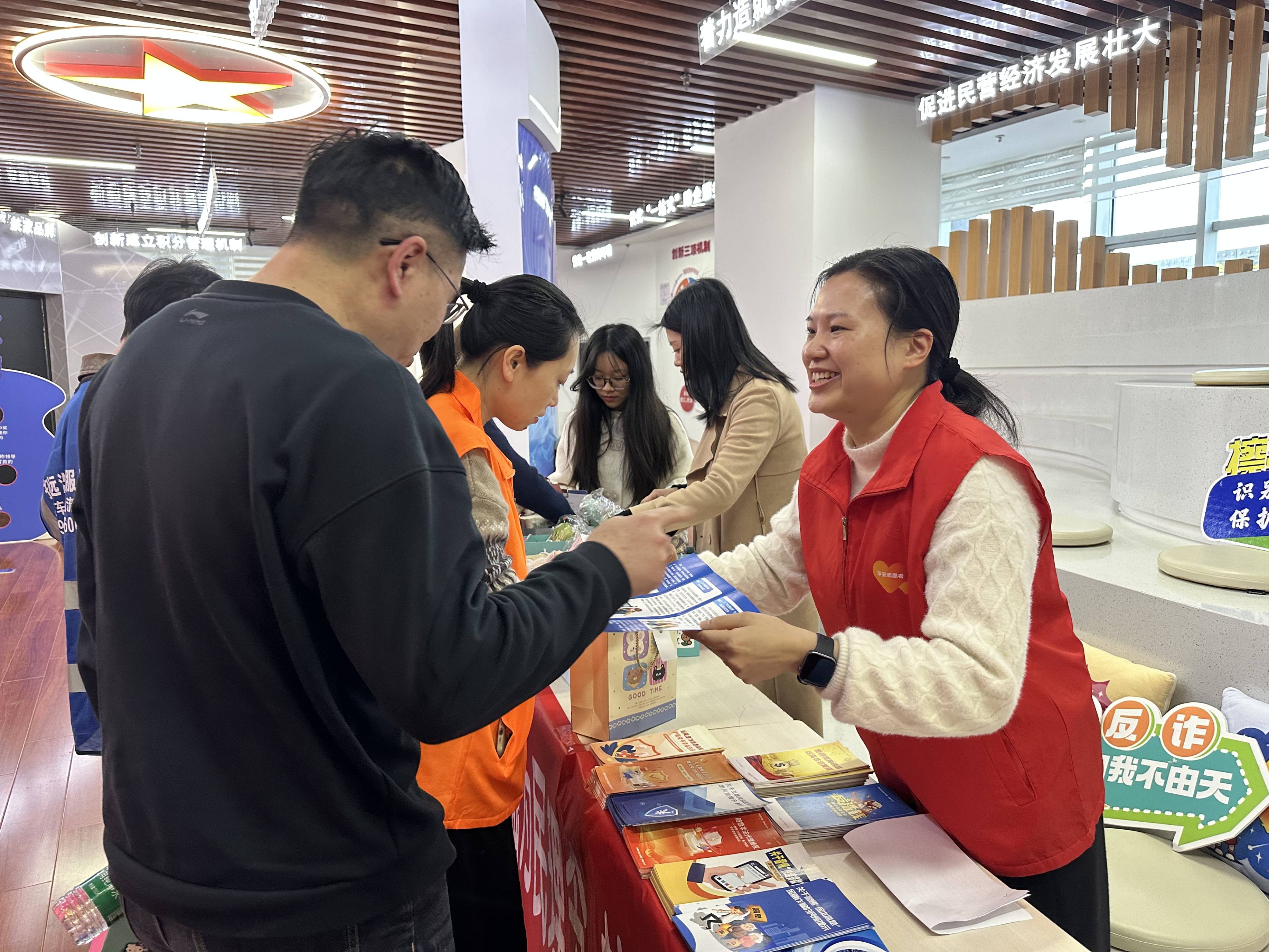 平安产险三明中心支公司：护航城市摆渡人 金融安全伴出行5.jpg