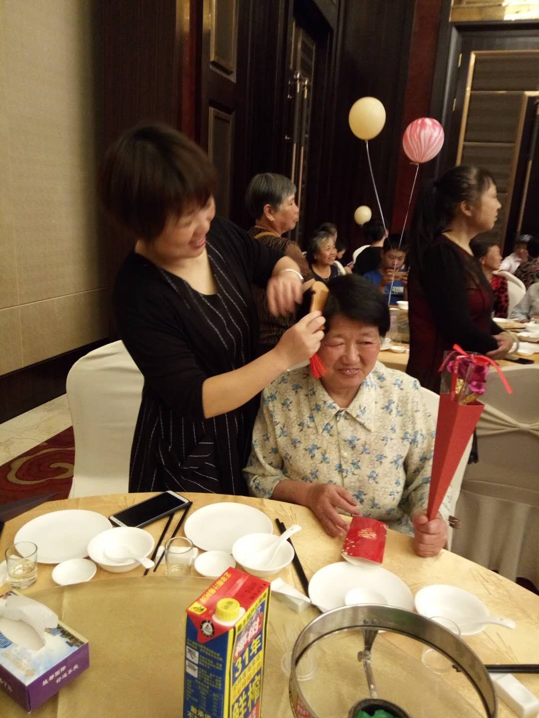 伙伴给母亲梳头表达孝心 (1).jpg