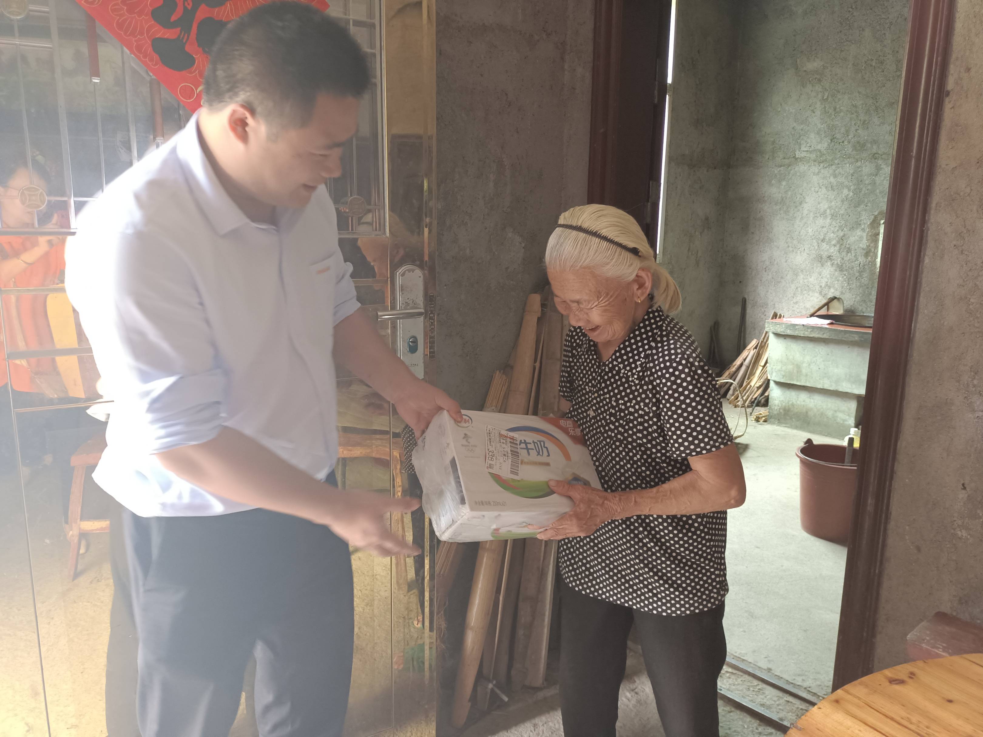 平安产险三明中心支公司：平安关爱  月圆中秋1.jpg