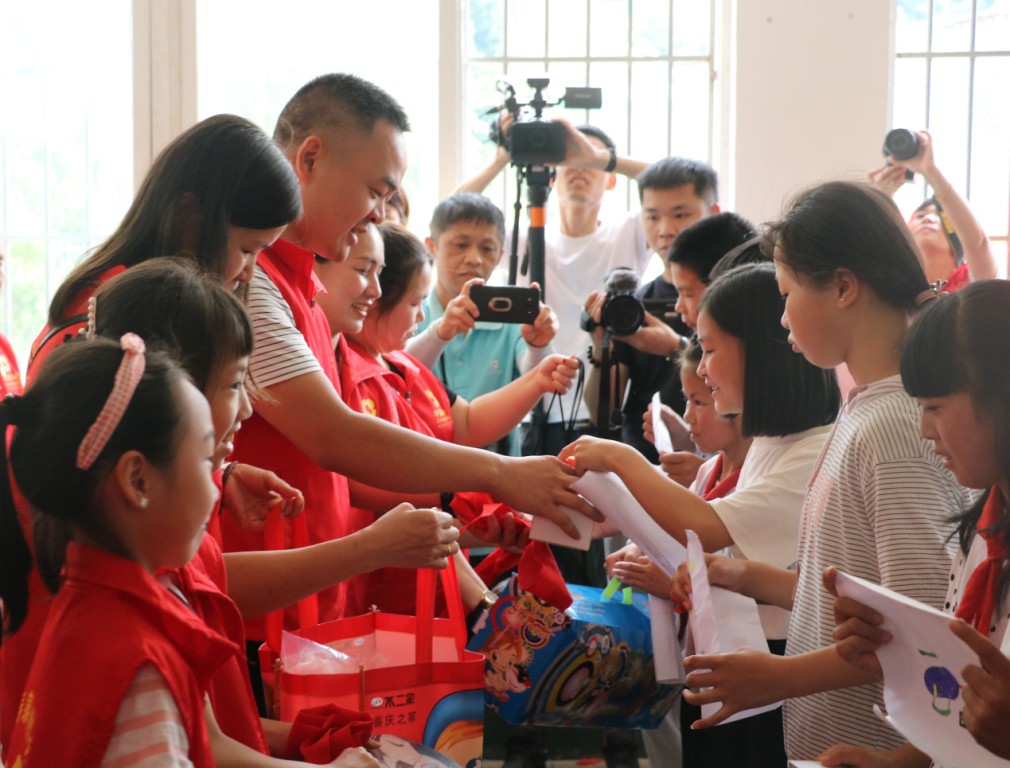 中国人寿泉州分公司和泉州广播电视台前往安溪福田乡白桃小学开展爱心慰问活动6.JPG