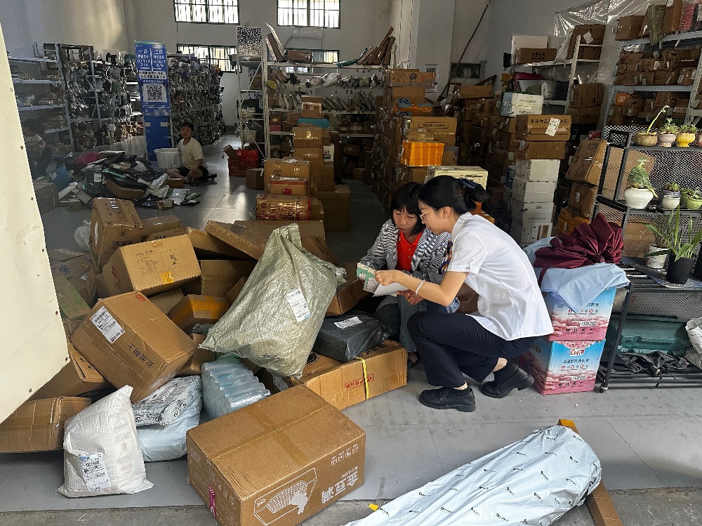 中国人寿长泰区支公司:炎炎夏日送清凉 金融宣传进驿站.jpg