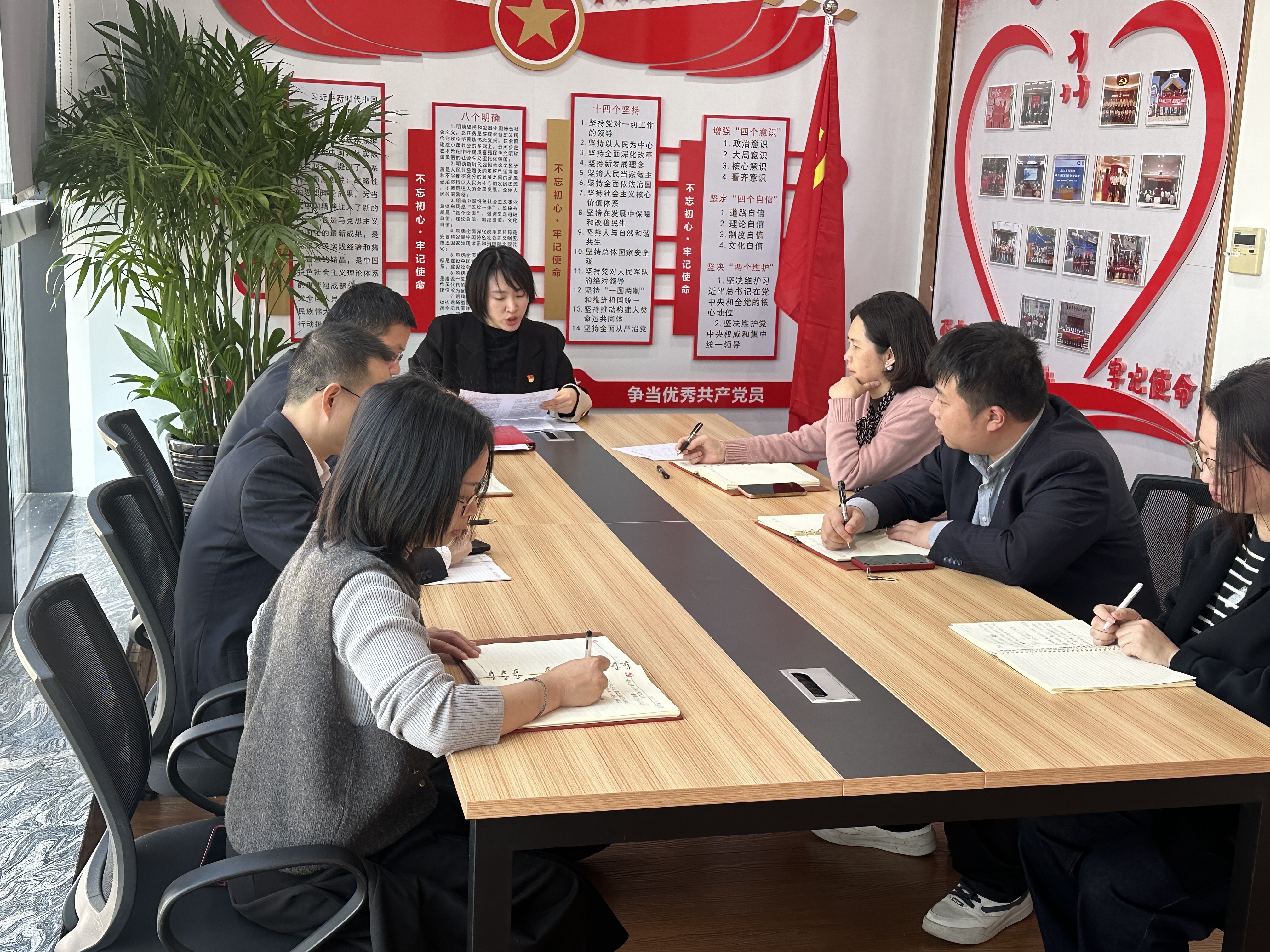 建信人寿福建分公司本部第二党支部开展树立和践行正确政绩观专题学习 (1).jpg