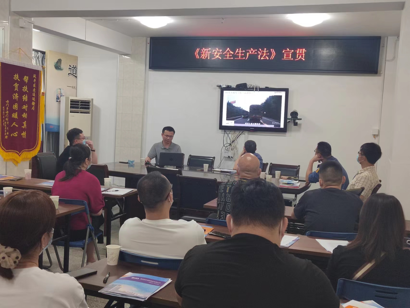 紫金保险南平中心支公司“我为客户办实事”——进机关推广所托瑞安产品.jpg