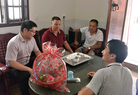 1中国人寿漳浦县支公司会同县计生协会探望食物中毒住院治疗的计生保险出险客户_副本.jpg
