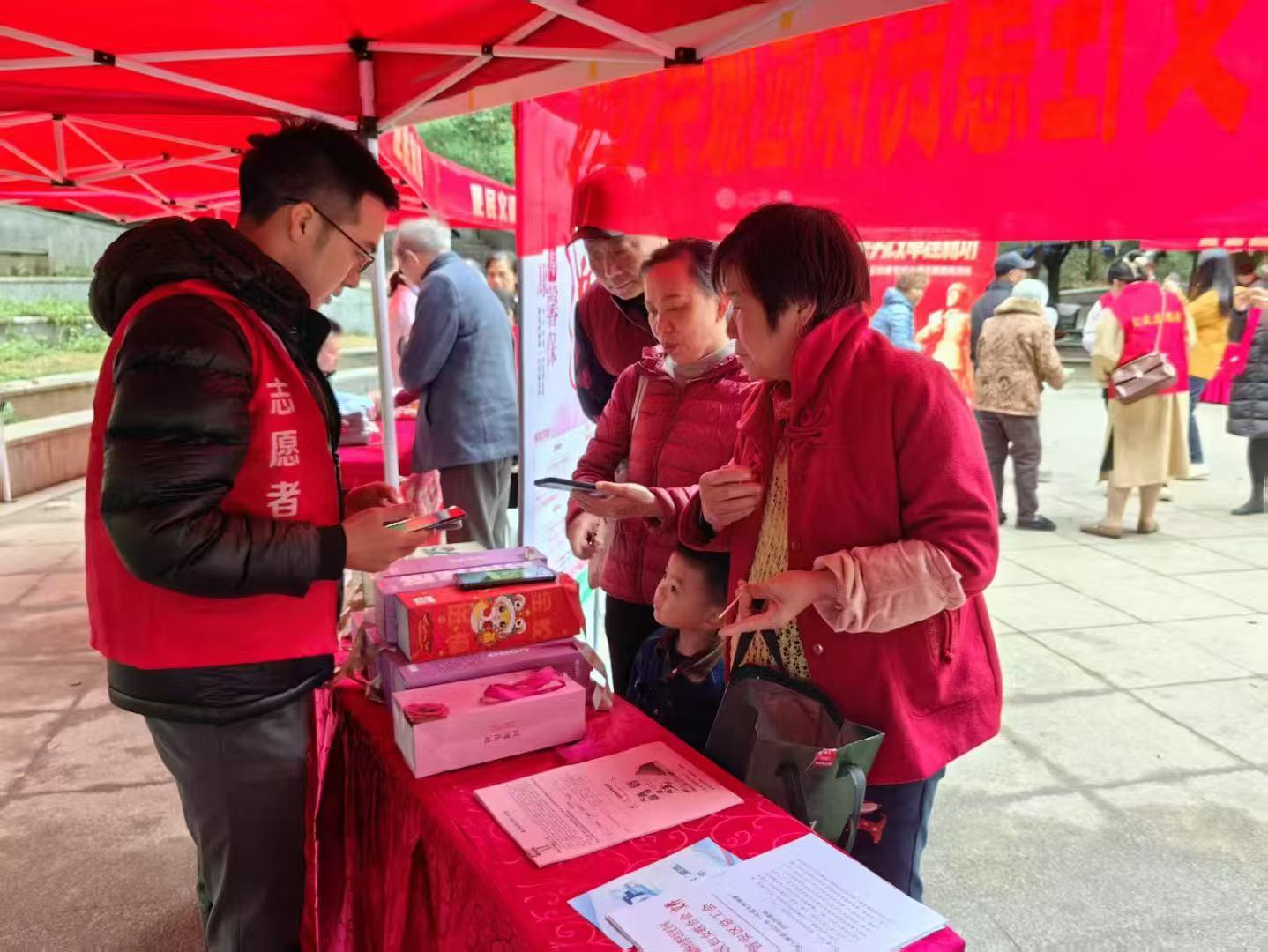 晋安国寿：“学雷锋，进社区，送保障”公益活动，拍摄者夏进安.jpg