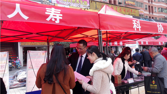 公司团险部负责人史宗贵向过往的群众介绍女性安康险.jpg