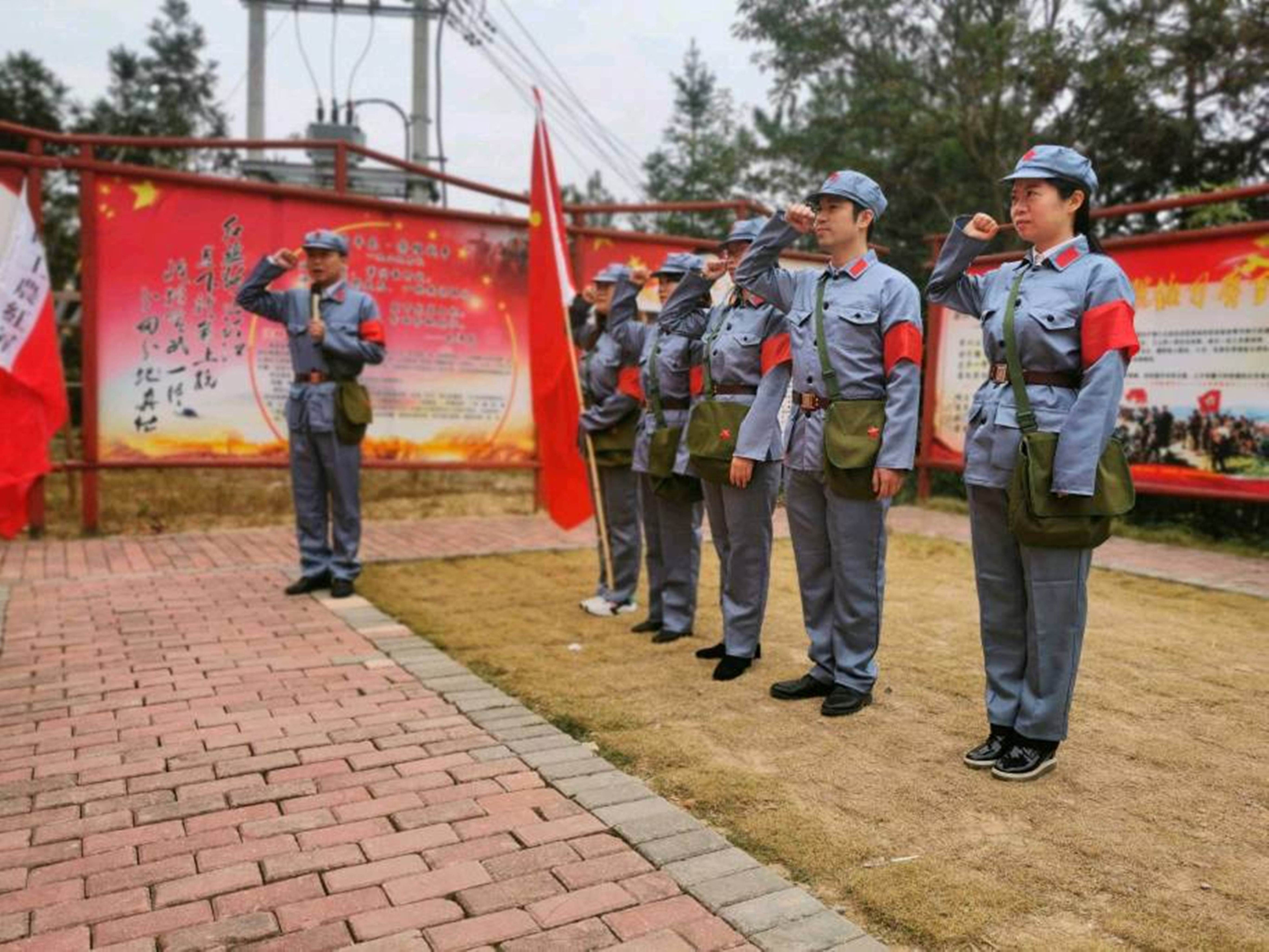 党员们重温入党誓词——拍摄者：林容秀.jpg