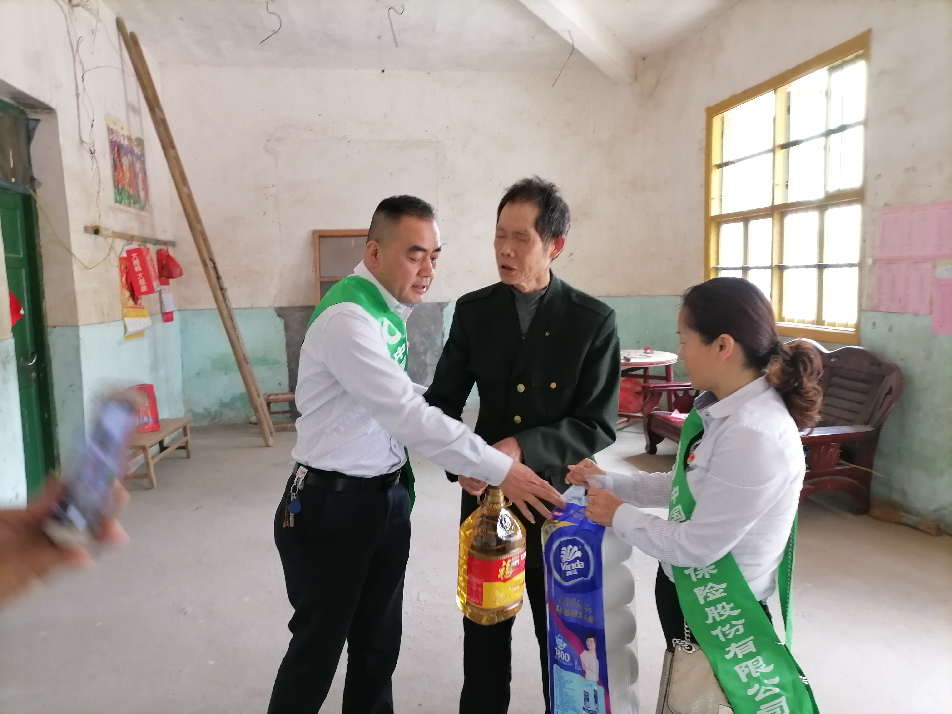 吴隽经理为贫困户送上生活用品 .jpg