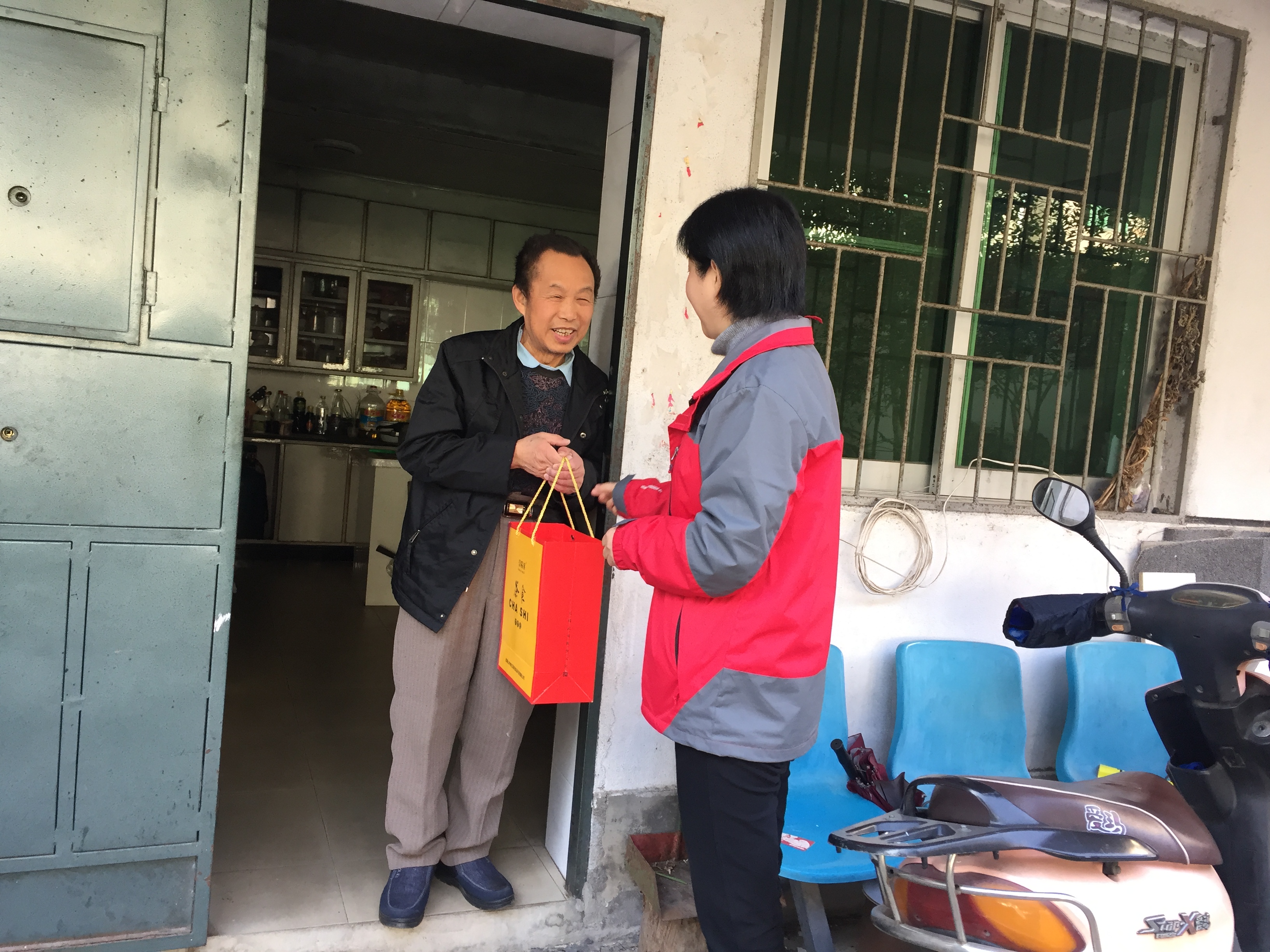 走访退休员工家慰问.jpg