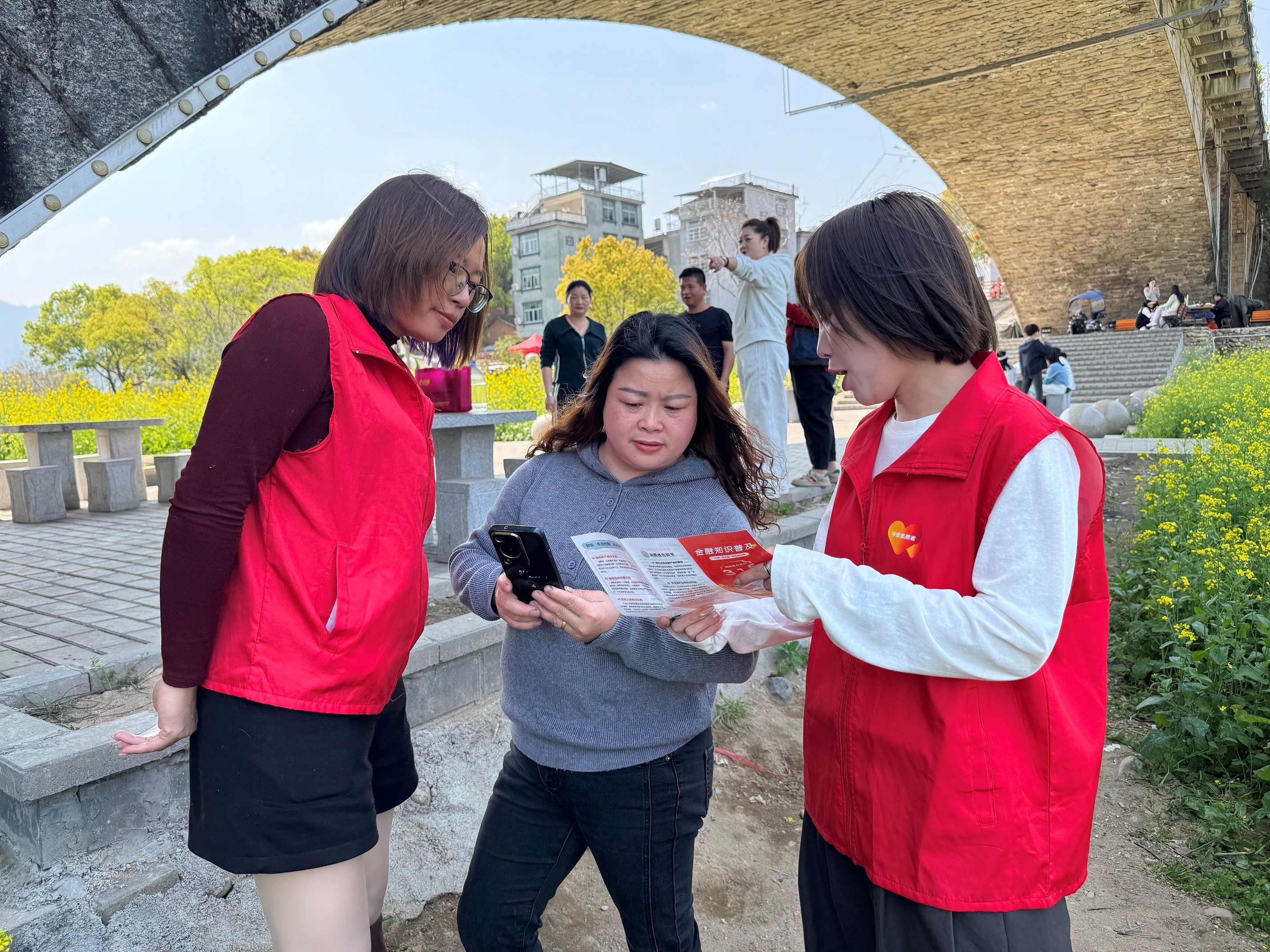 平安产险福安支公司:油菜花开正当时 金融宣教润乡村3.png