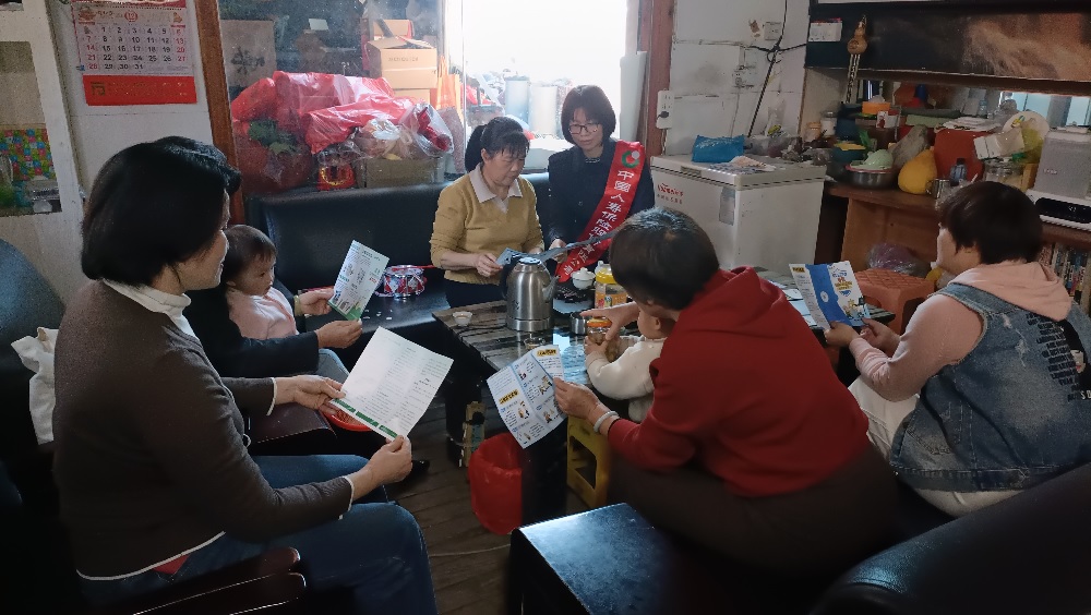 国寿寿险华安县支公司进家庭开展防范非法金融活动.jpg